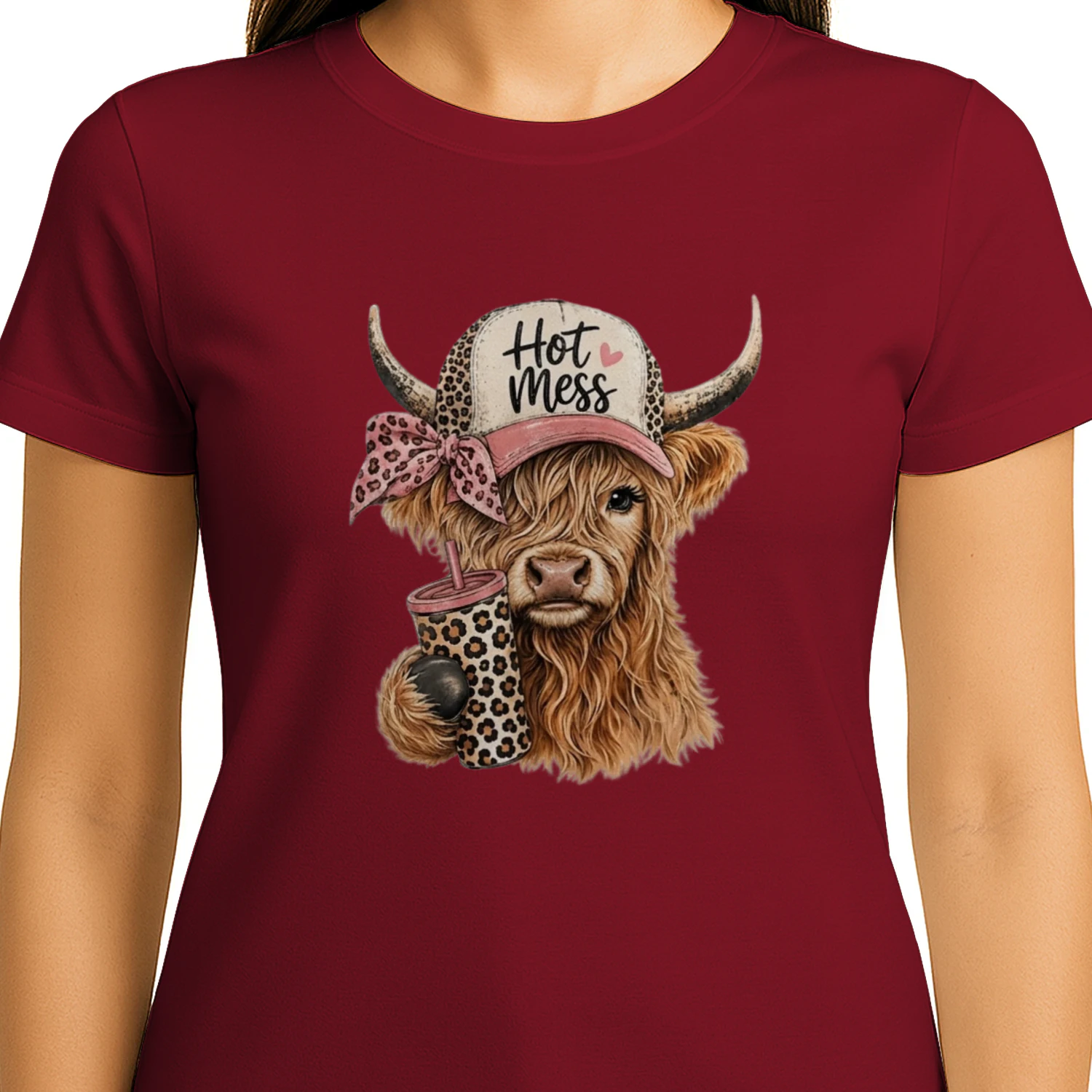 T-Shirt Graphique Vache Highland "Hot Mess" - Style Country Western, Casquette & Motif Léopard
