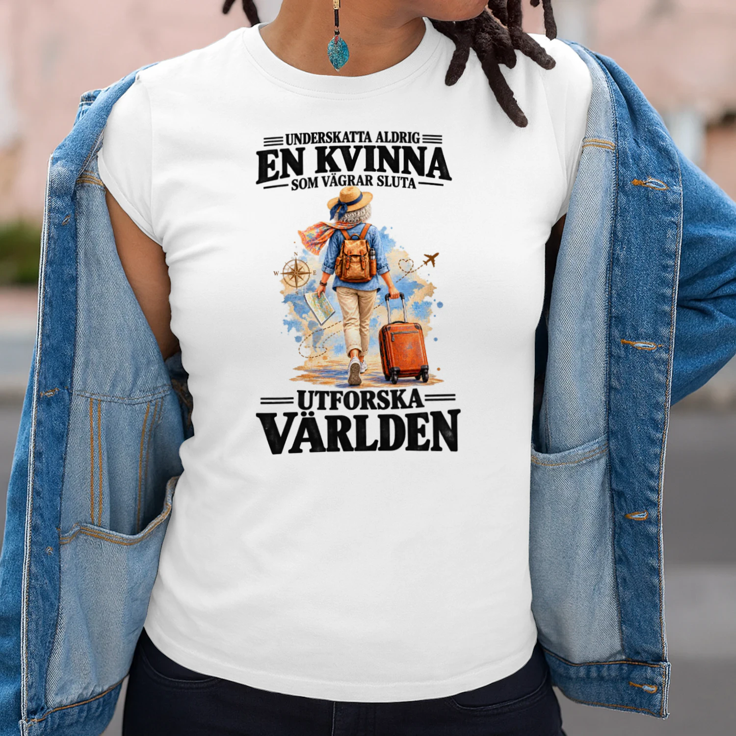 T-shirt för kvinnor som älskar att resa – Underskatta aldrig en kvinna