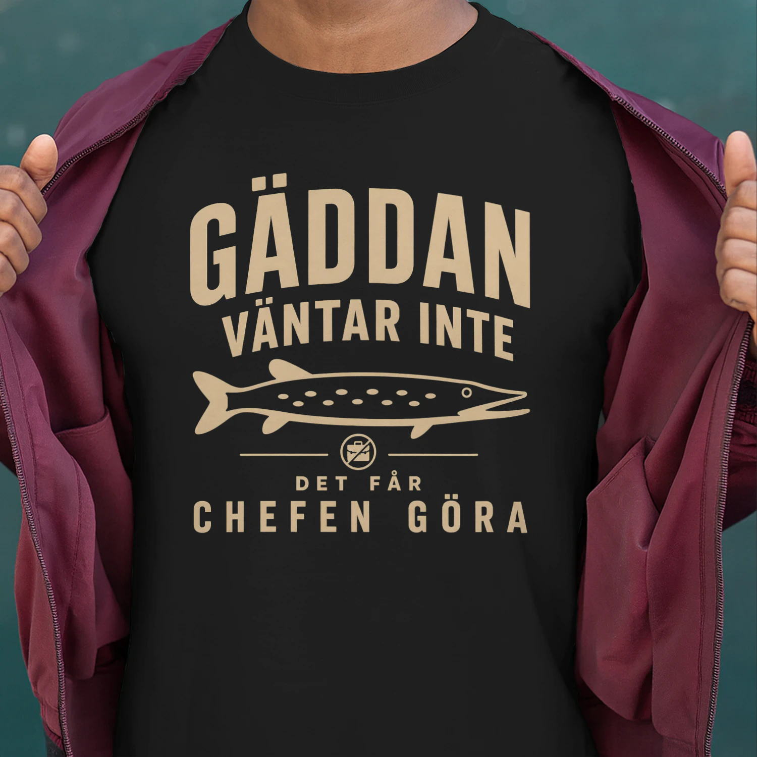 Gäddan Väntar Inte – Det Får Chefen Göra | Rolig Fisketröja för Gäddfiskare