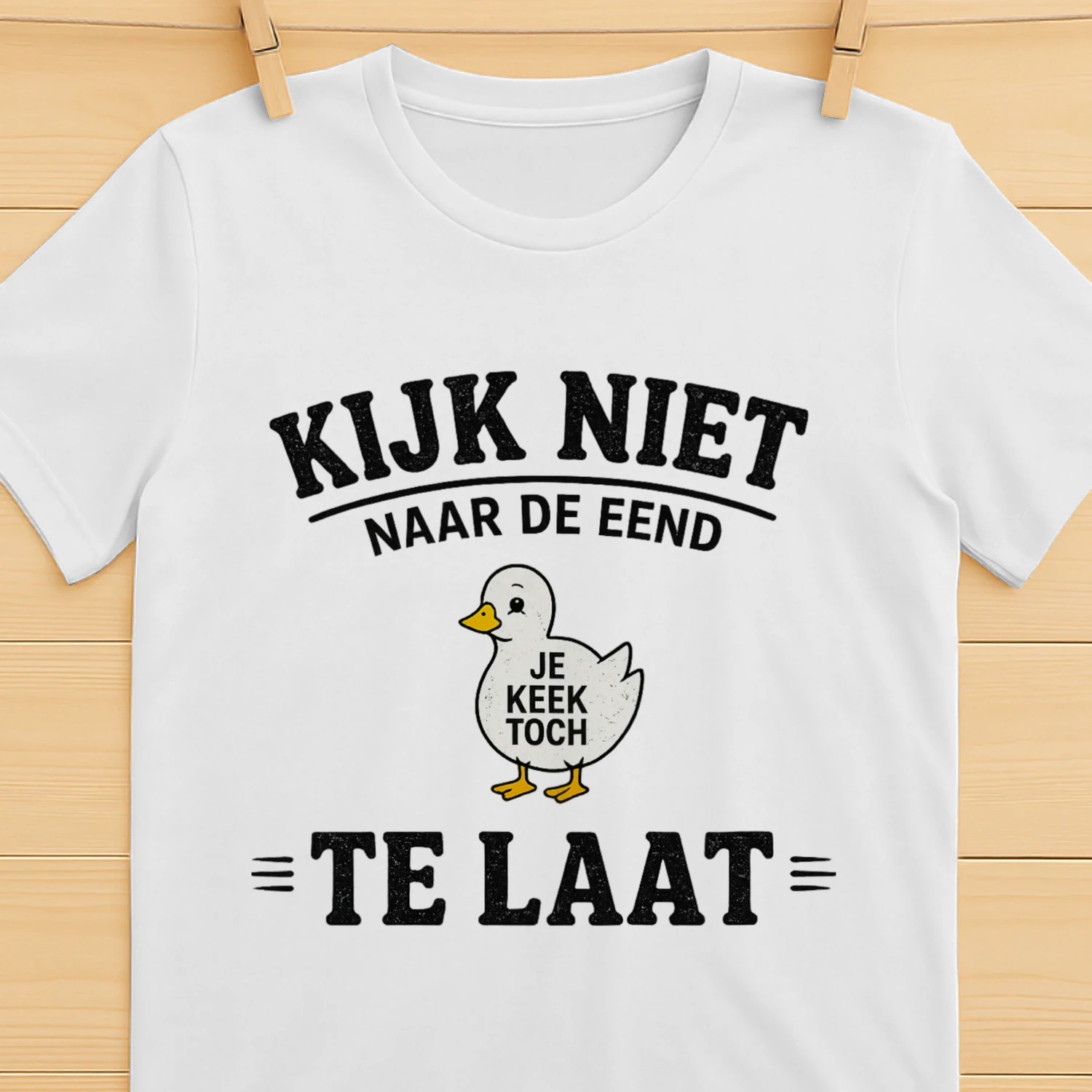 Kijk Niet Naar De Eend – Te Laat | Funny Dutch T-Shirt