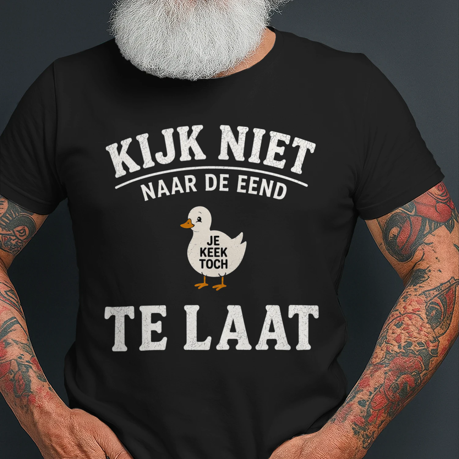 Kijk Niet Naar De Eend – Te Laat | Funny Dutch T-Shirt