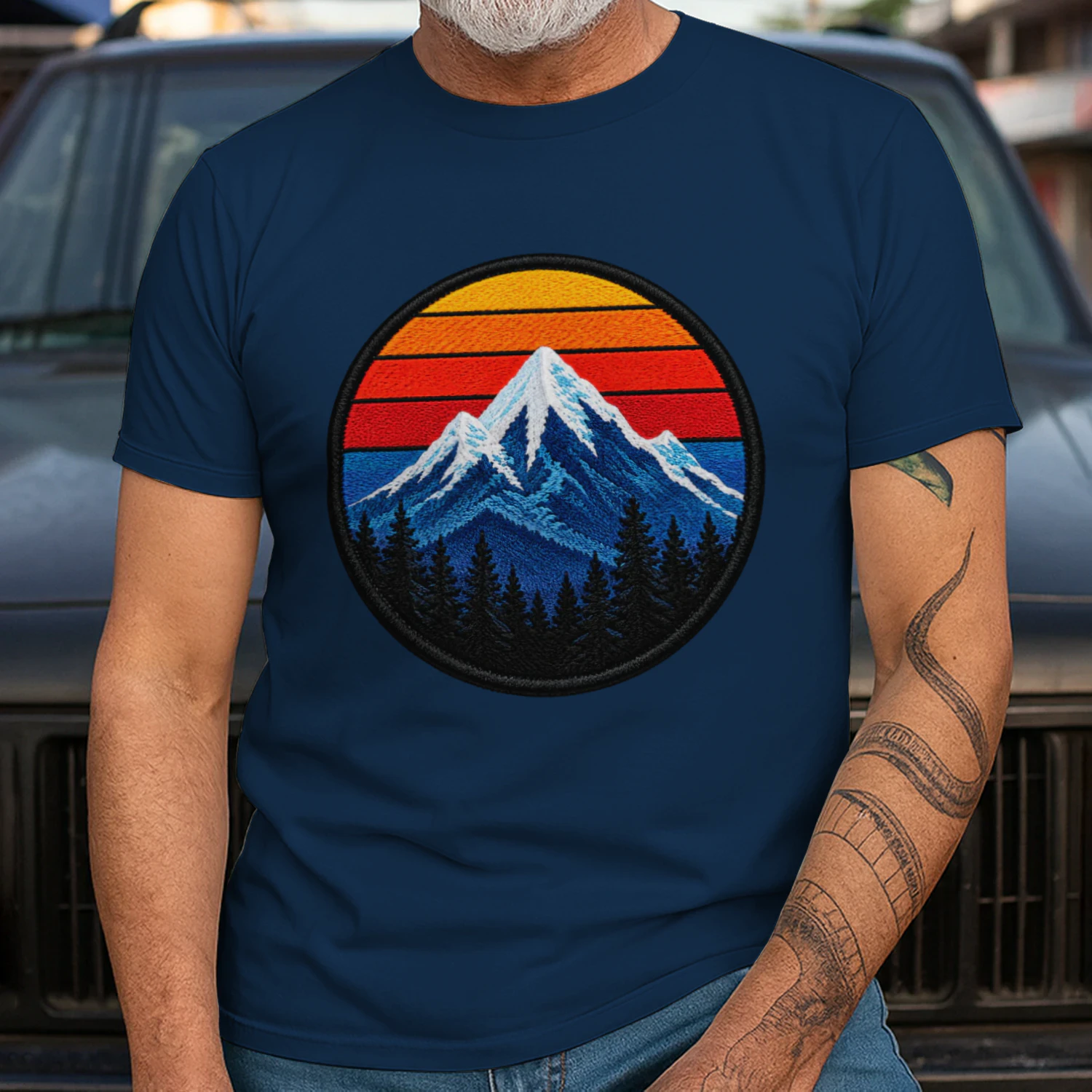 Retro Berge Sonnenuntergang T-Shirt – Alpen, Outdoor, Vintage