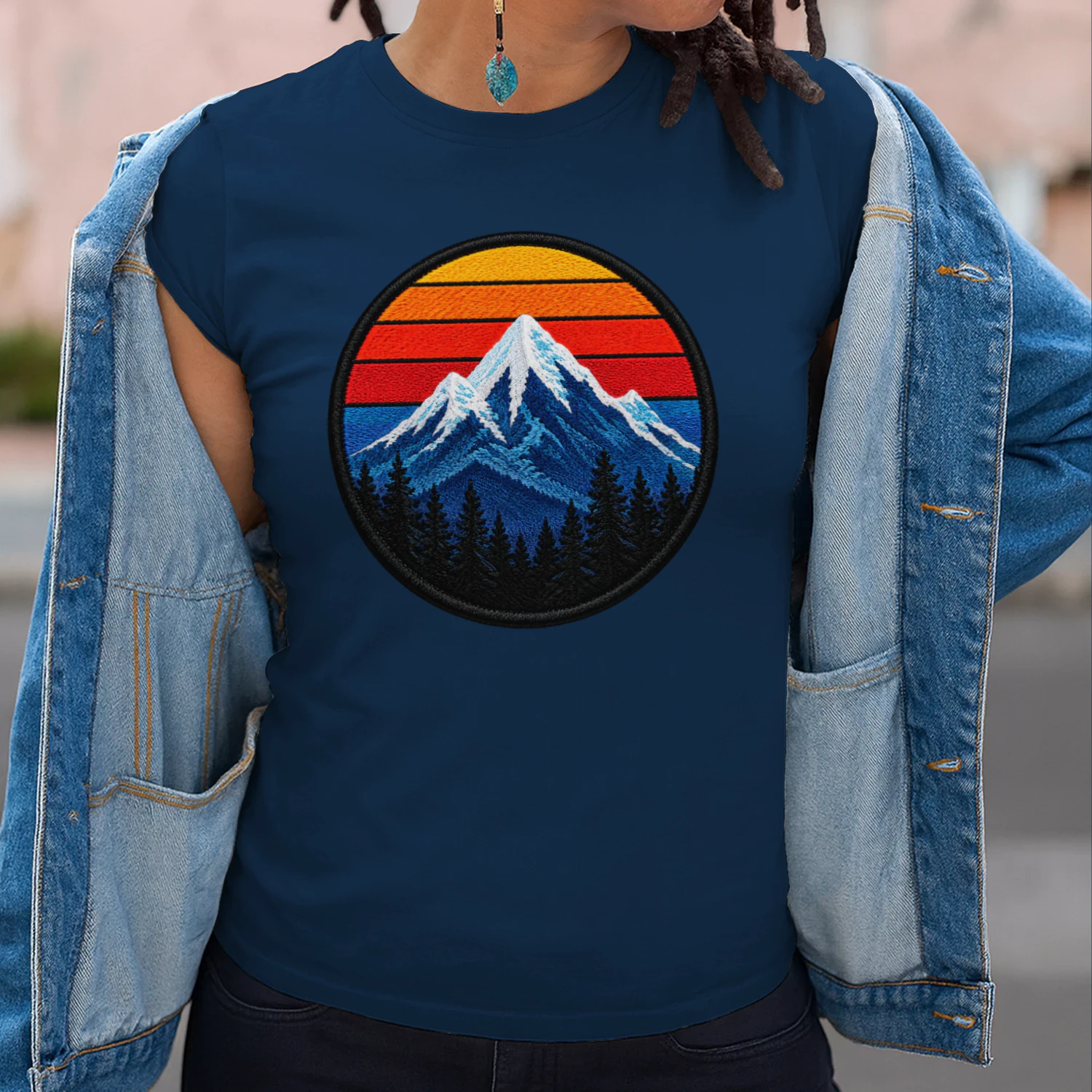 Retro Berge Sonnenuntergang T-Shirt – Alpen, Outdoor, Vintage