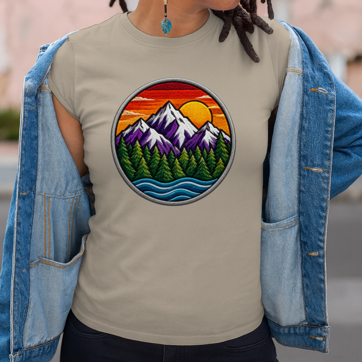 Lila Berge Sonnenuntergang T-Shirt – See, Wald, Outdoor