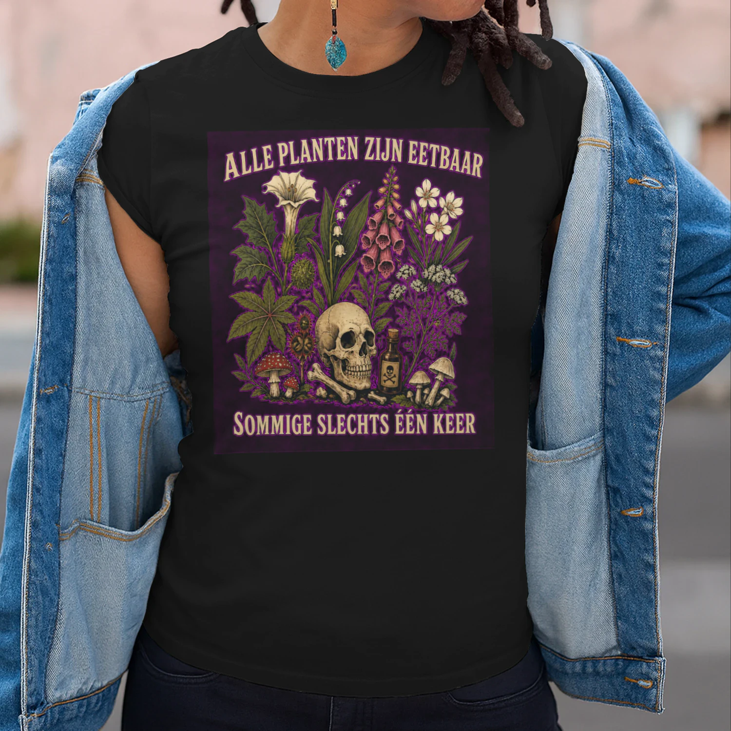 Alle Planten Zijn Eetbaar Sommige Slechts Één Keer - Dark Botanical Skull T-shirt