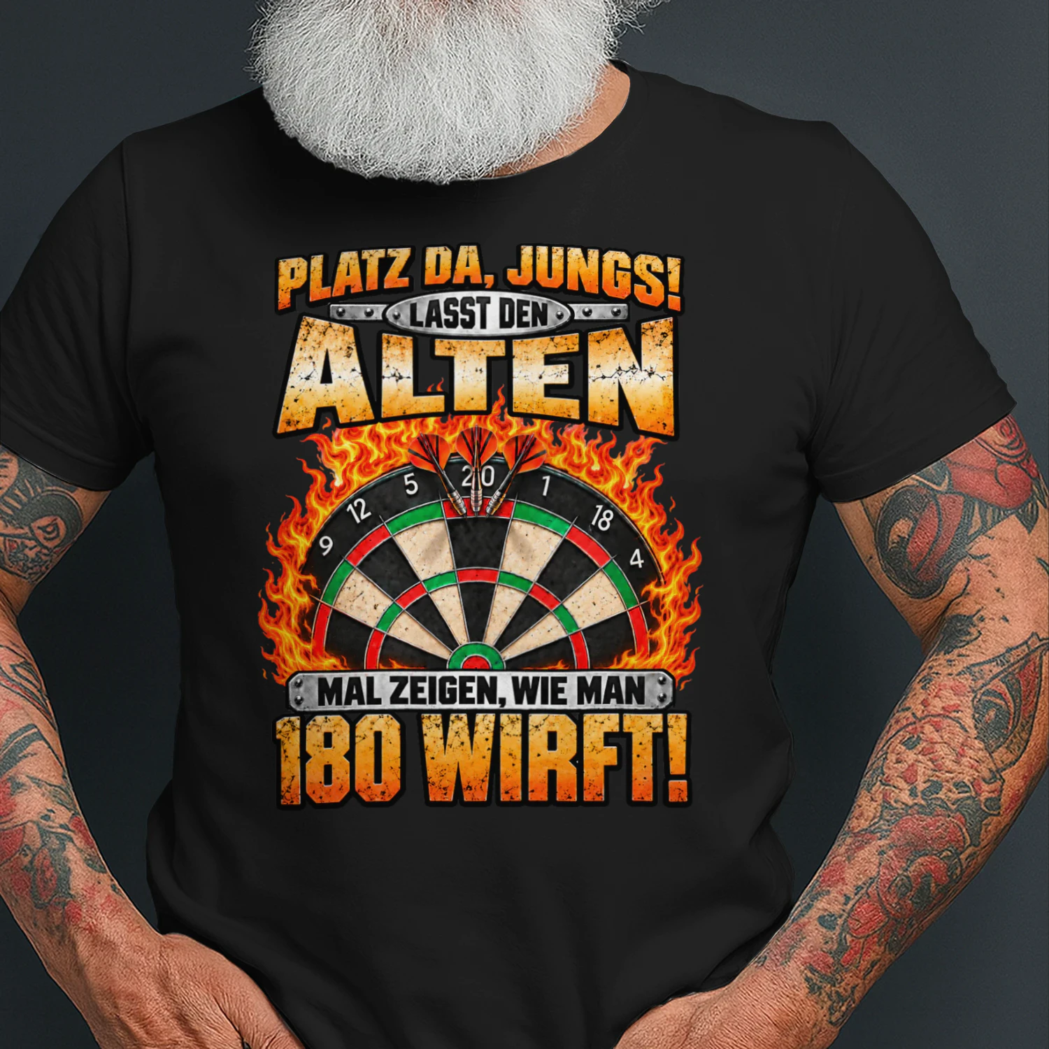 Der Alte zeigt, wie man 180 wirft – Dart-Humor für erfahrene Spieler
