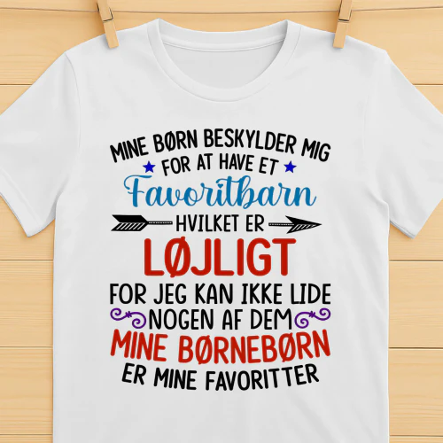 DK - MINE BØRN BESKYLDER MIG  FOR AT HAVE ET FAVORITBARN,  HVILKET ER LØJLIGT,  FOR JEG KAN IKKE LIDE NOGEN AF DEM.  MINE BØRNEBØRN  ER MINE FAVORITTER.