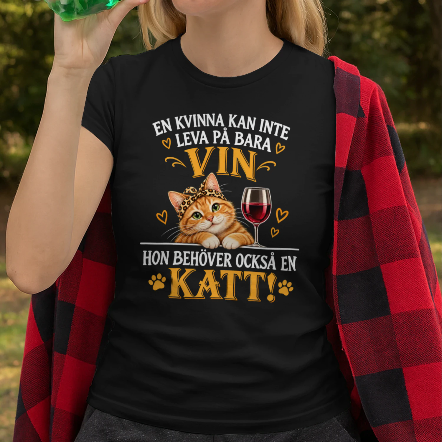 En Kvinna Behöver Också En Katt – T-Shirt (Begränsad upplaga!)
