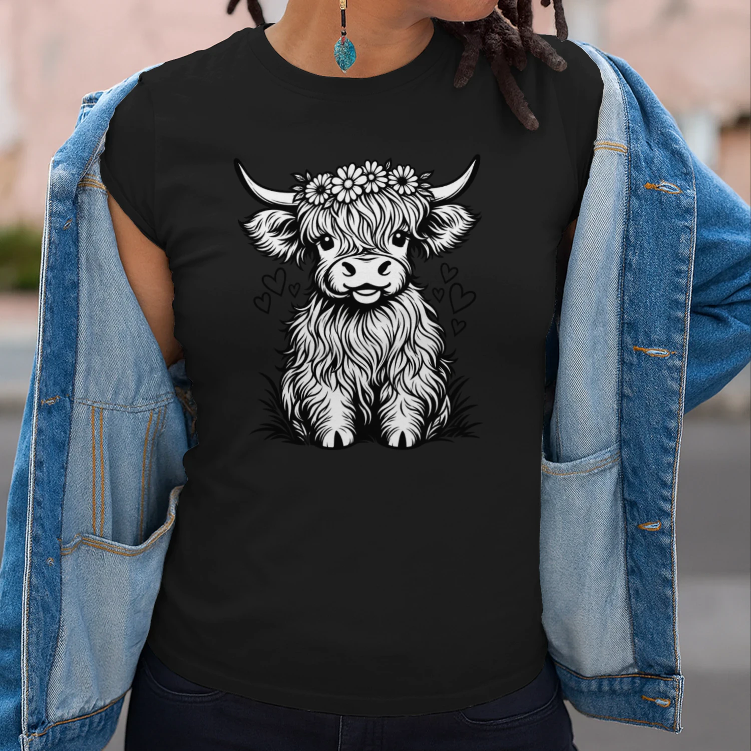 Söt Höglandsko med Blommor – T-Shirt ⭐⭐⭐⭐⭐