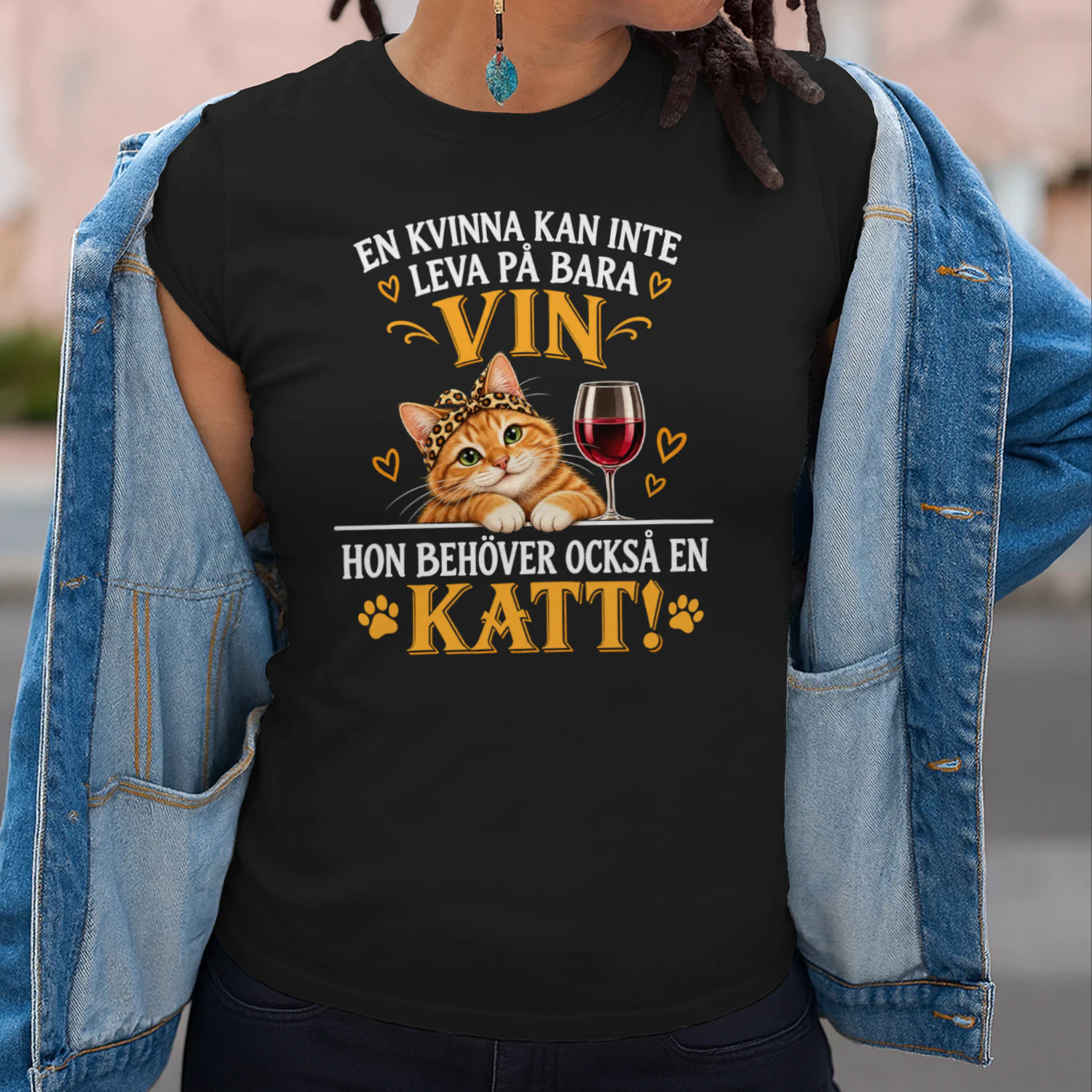En Kvinna Behöver Också En Katt – T-Shirt (Begränsad upplaga!)