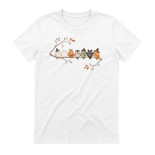 Süßes Halloween-Design mit sieben kleinen Vögeln auf einem Herbstast, verkleidet als Hexe, Geist, Kürbis, Fledermaus und mehr. Perfekt für Vogelliebhaber und Herbstfans.