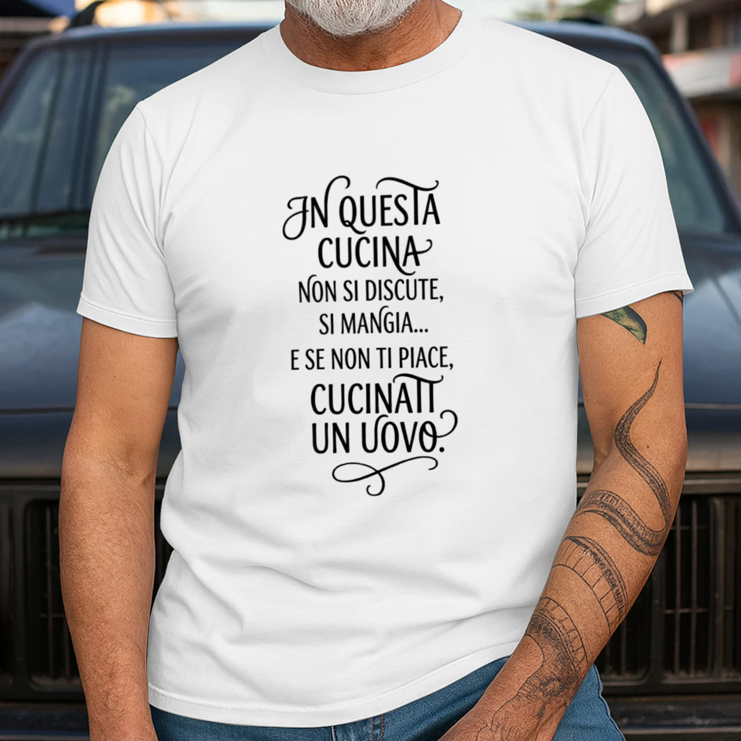 In questa cucina non si discute, si mangia e se non ti piace, cucinati un uovo T-shirt 
