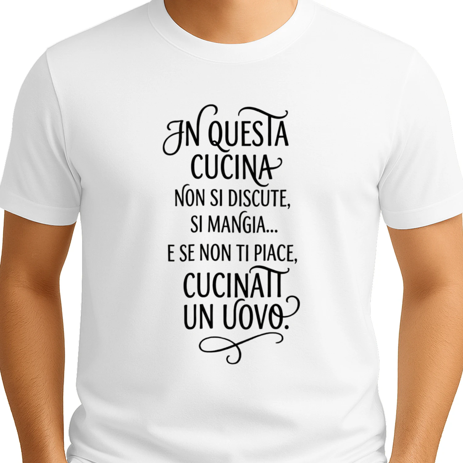 In questa cucina non si discute, si mangia e se non ti piace, cucinati un uovo T-shirt 