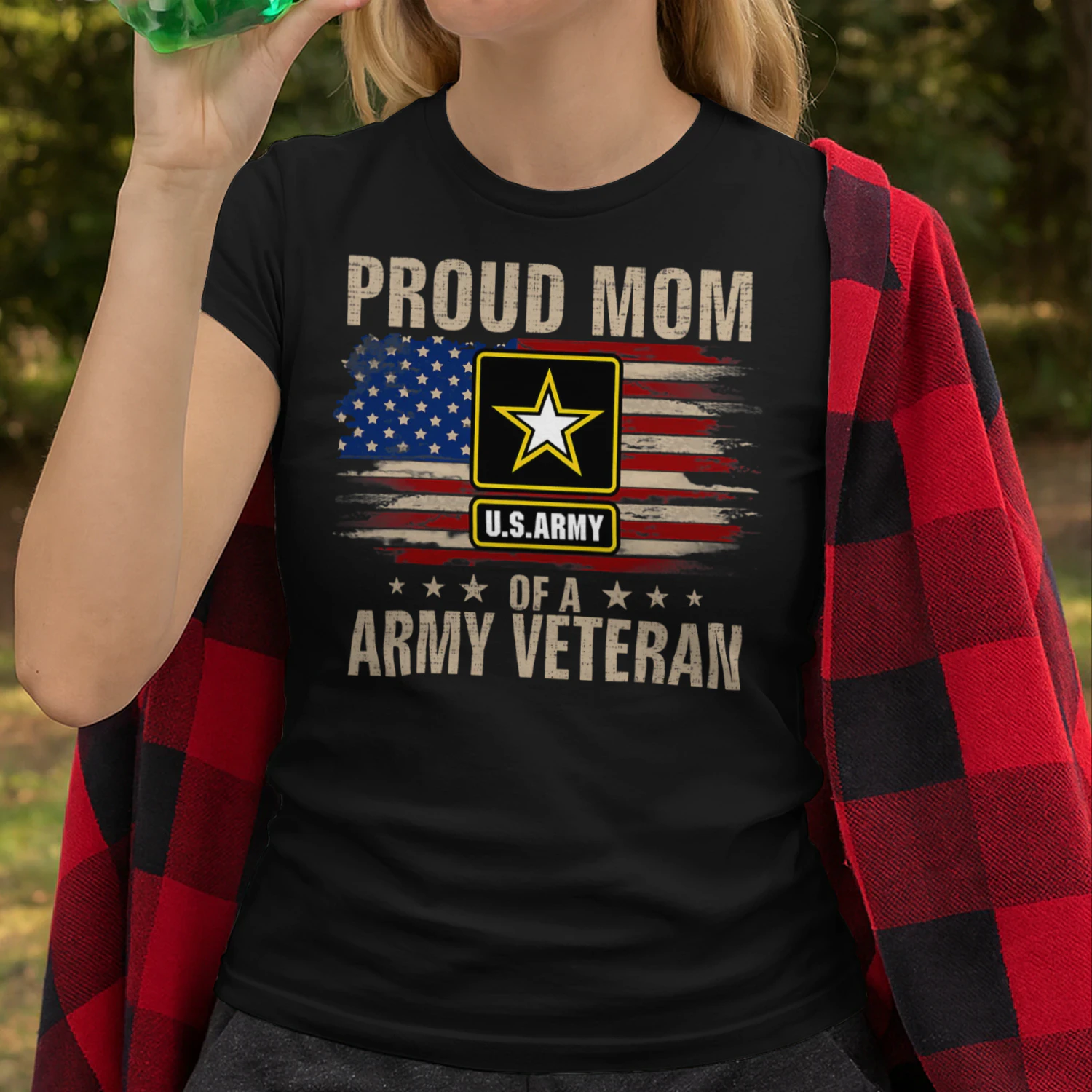 Vintage Proud Mom Of A Army Veteran With American Flag Veteran T Shirt VET1048