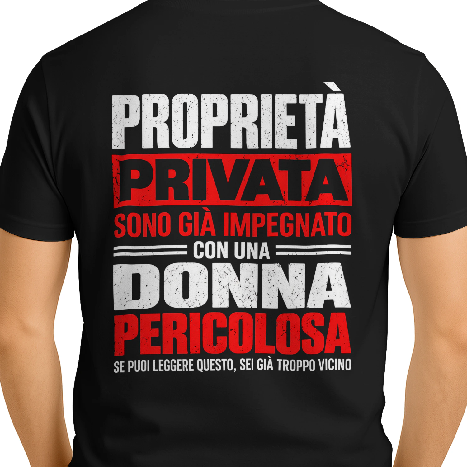 Proprietà Privata Sono Già Impegnato Con Una Donna Pericolosa T-Shirt Divertente e Sarcastica Italiana