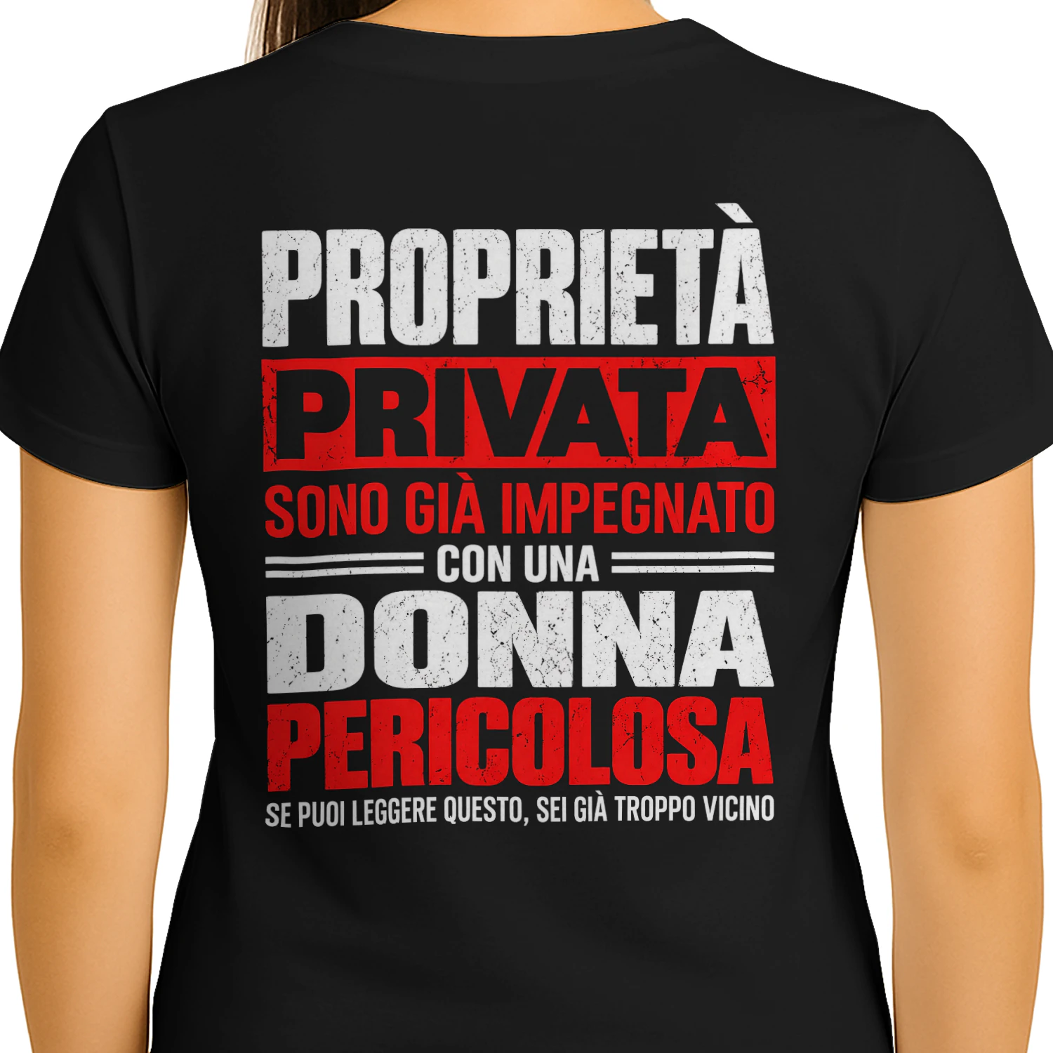Proprietà Privata Sono Già Impegnato Con Una Donna Pericolosa T-Shirt Divertente e Sarcastica Italiana