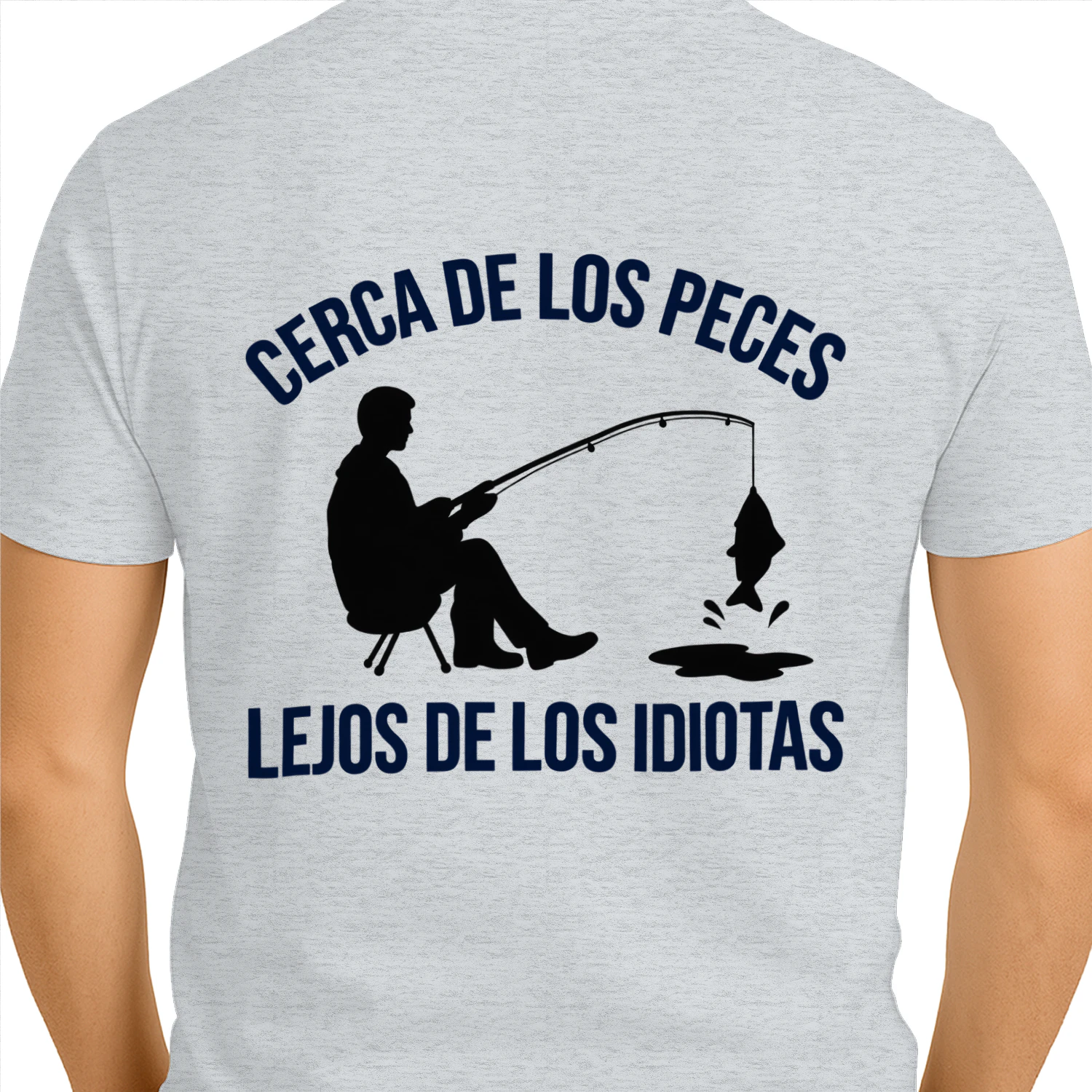 Cerca de los peces, lejos de los idiotas – Camiseta de pesca con humor
