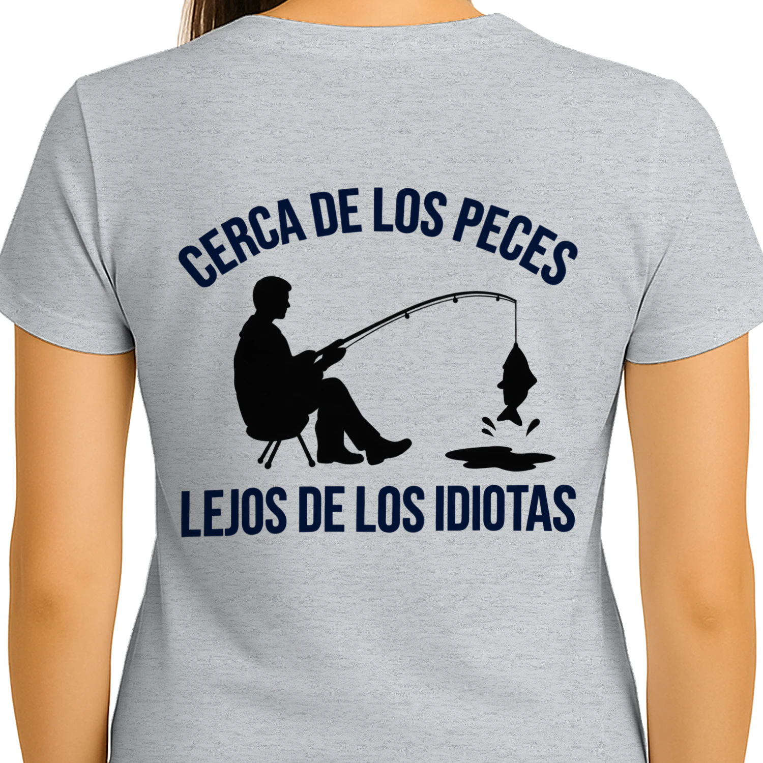 Cerca de los peces, lejos de los idiotas – Camiseta de pesca con humor