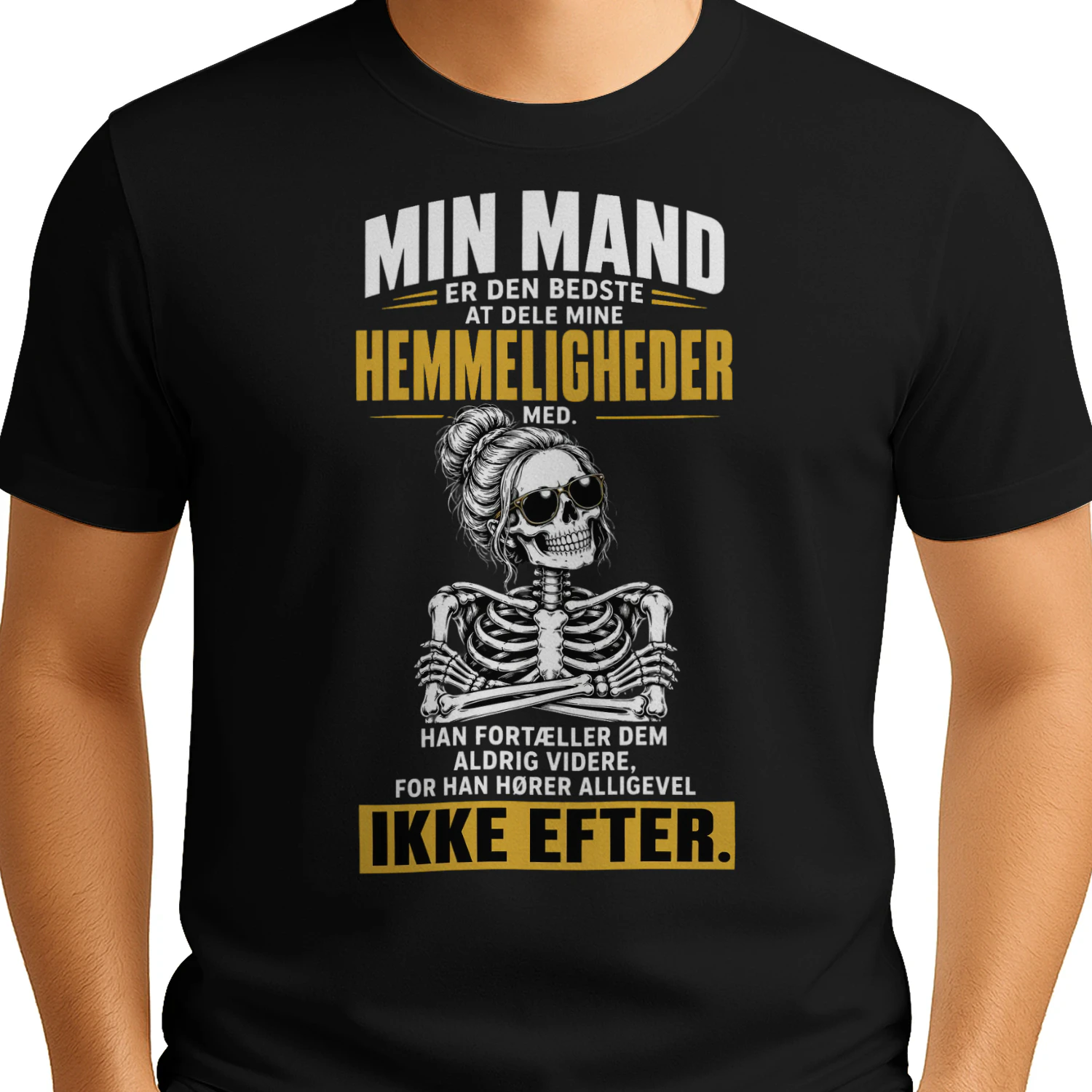 Min mand hører ikke efter – T-shirt med skelet og humor