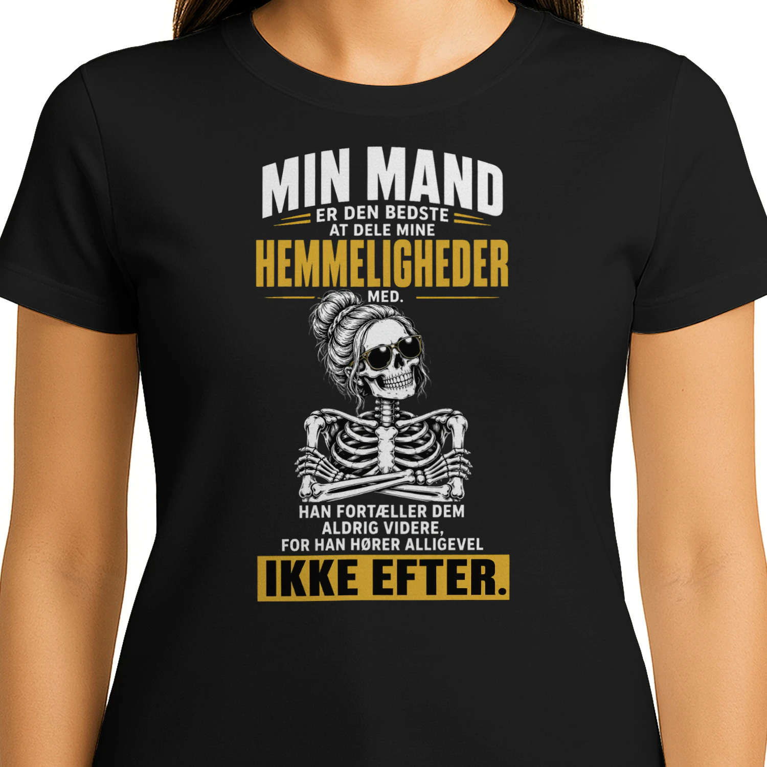 Min mand hører ikke efter – T-shirt med skelet og humor