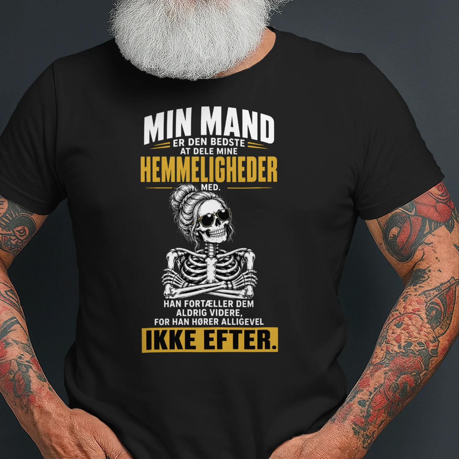 Min mand hører ikke efter – T-shirt med skelet og humor