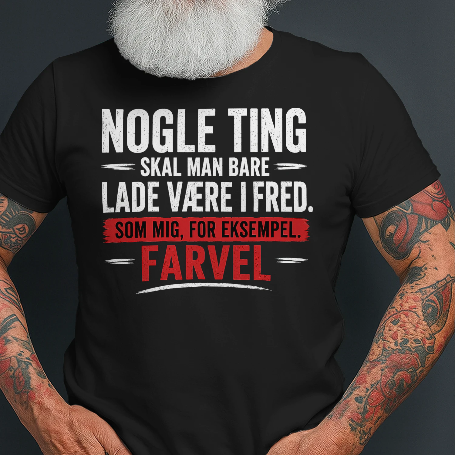 Nogle Ting Skal Man Bare Lade Være I Fred – Sjov Dansk T-Shirt med Attitude