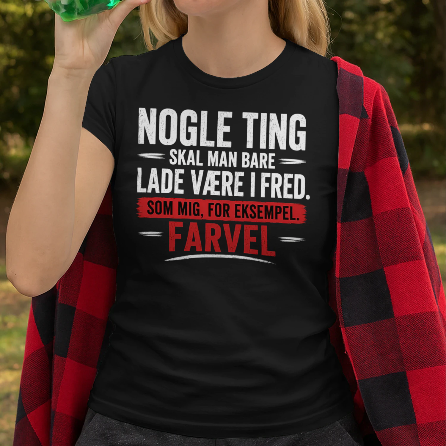 Nogle Ting Skal Man Bare Lade Være I Fred – Sjov Dansk T-Shirt med Attitude
