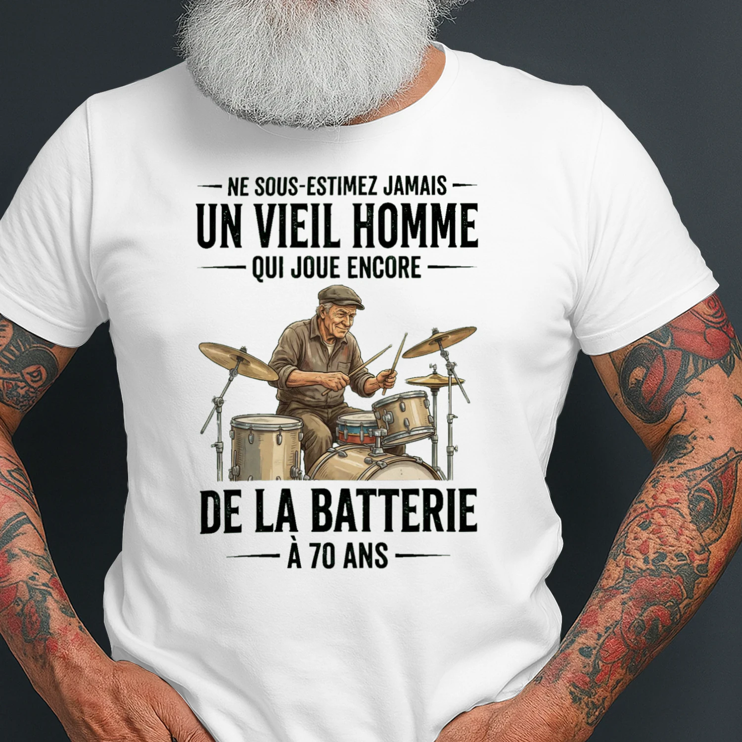 D-FR-PLAYING_DRUMS-QUI_JOUE_ENCORE-Man-260612-130