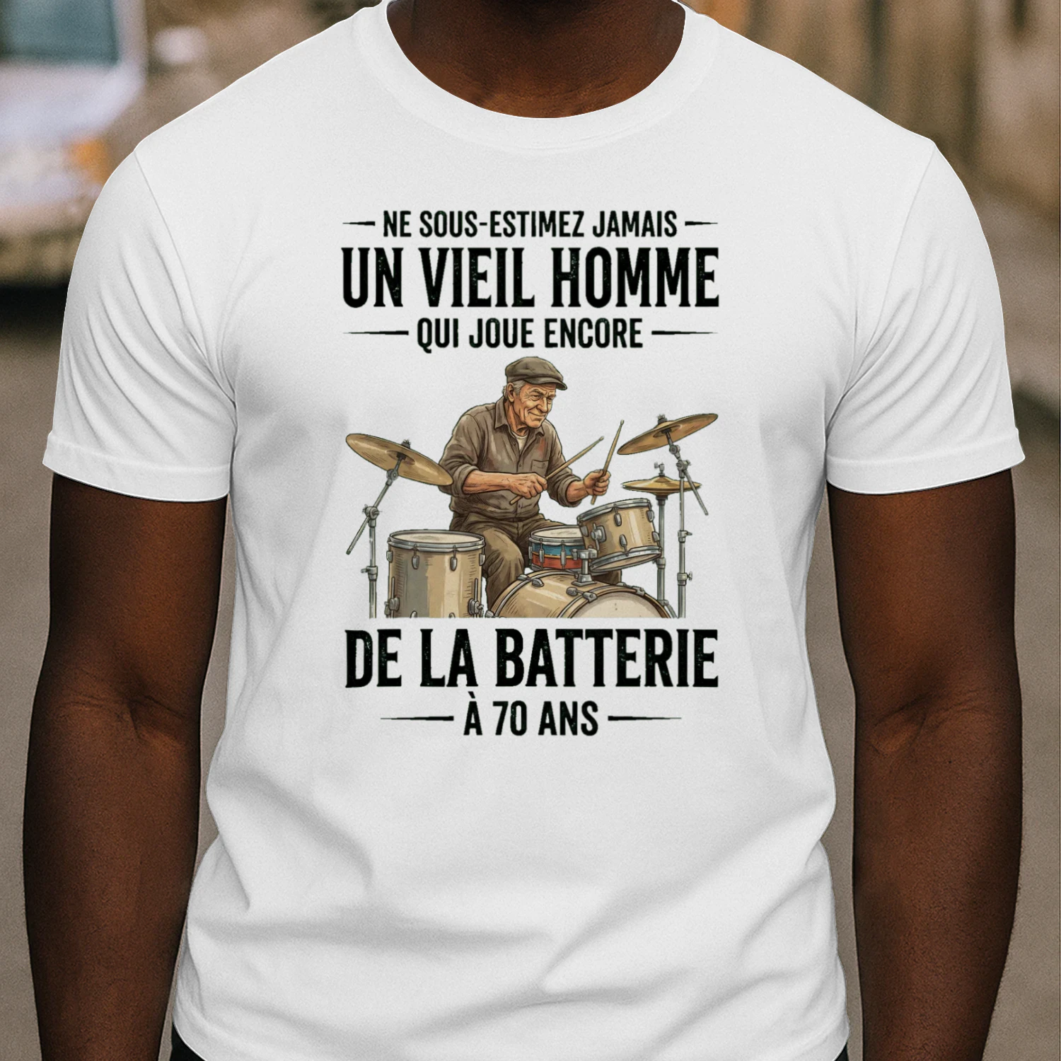 D-FR-PLAYING_DRUMS-QUI_JOUE_ENCORE-Man-260612-130