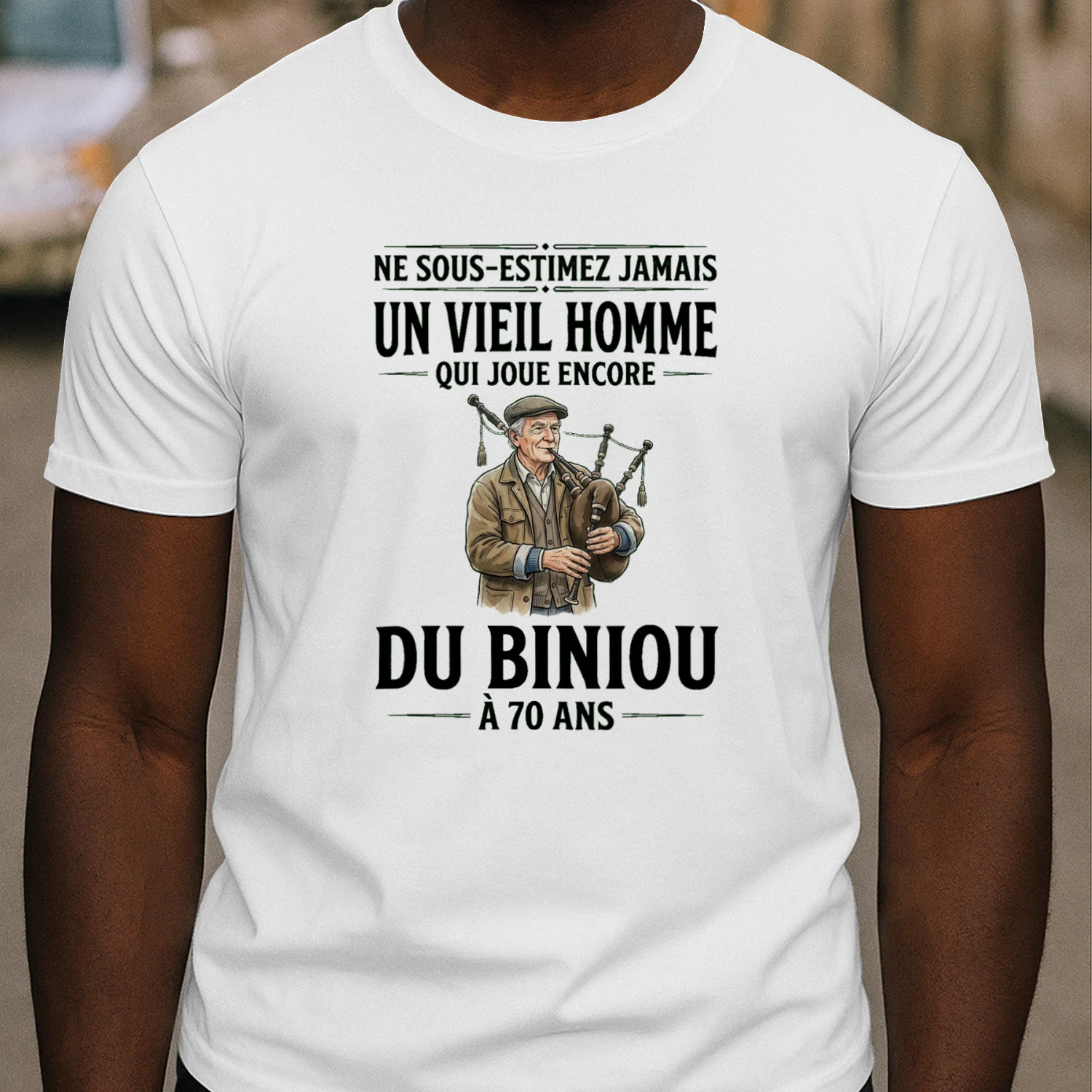 D-FR-Biniou-Sous-Estimez-Jamais-VieilHomme-261606-001