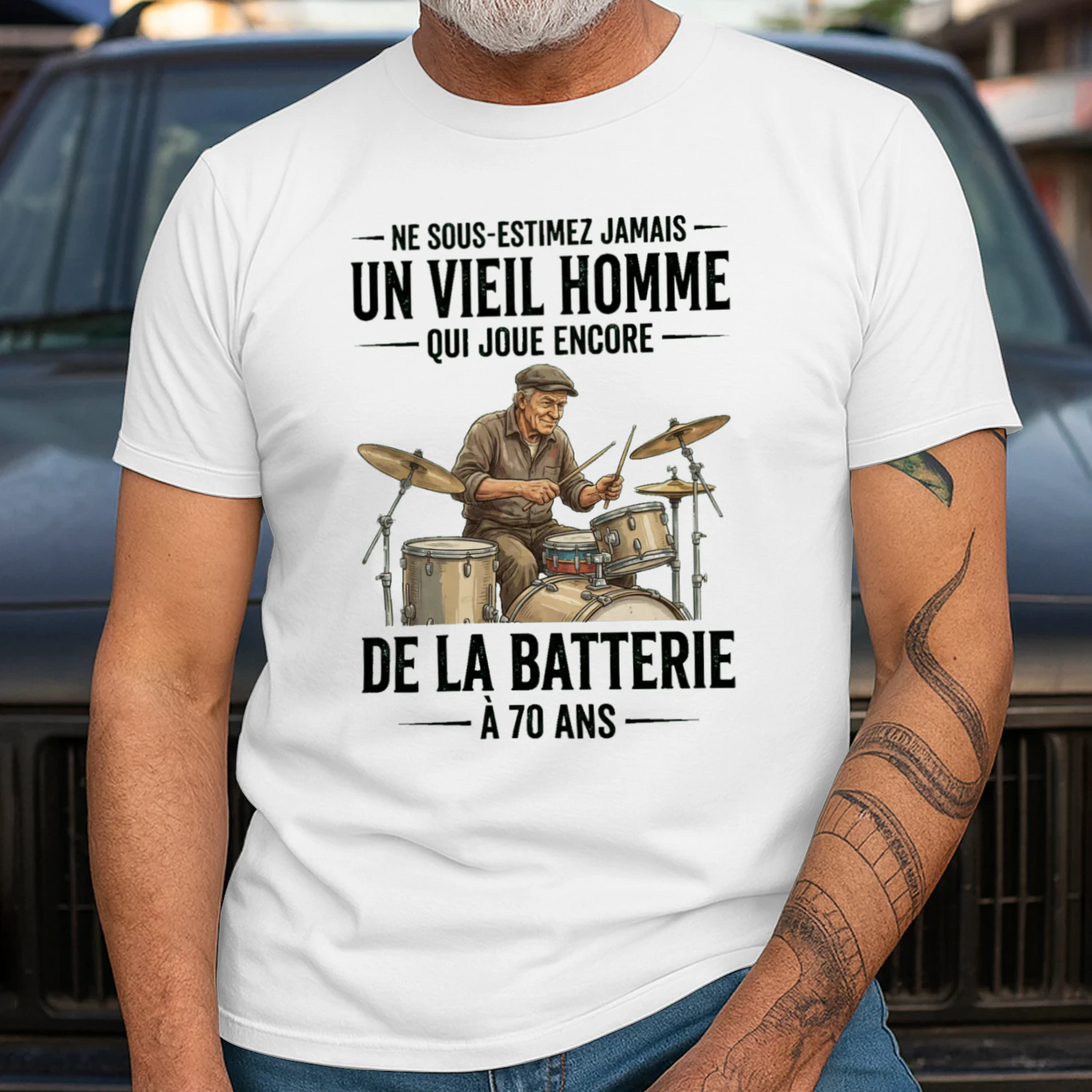 D-FR-PLAYING_DRUMS-QUI_JOUE_ENCORE-Man-260612-130
