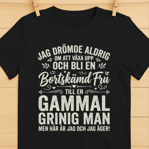 JAG DRÖMDE ALDRIG OM ATT VÄXA UPP OCH BLI EN BORTSKÄMD FRU! - Begränsad Upplaga