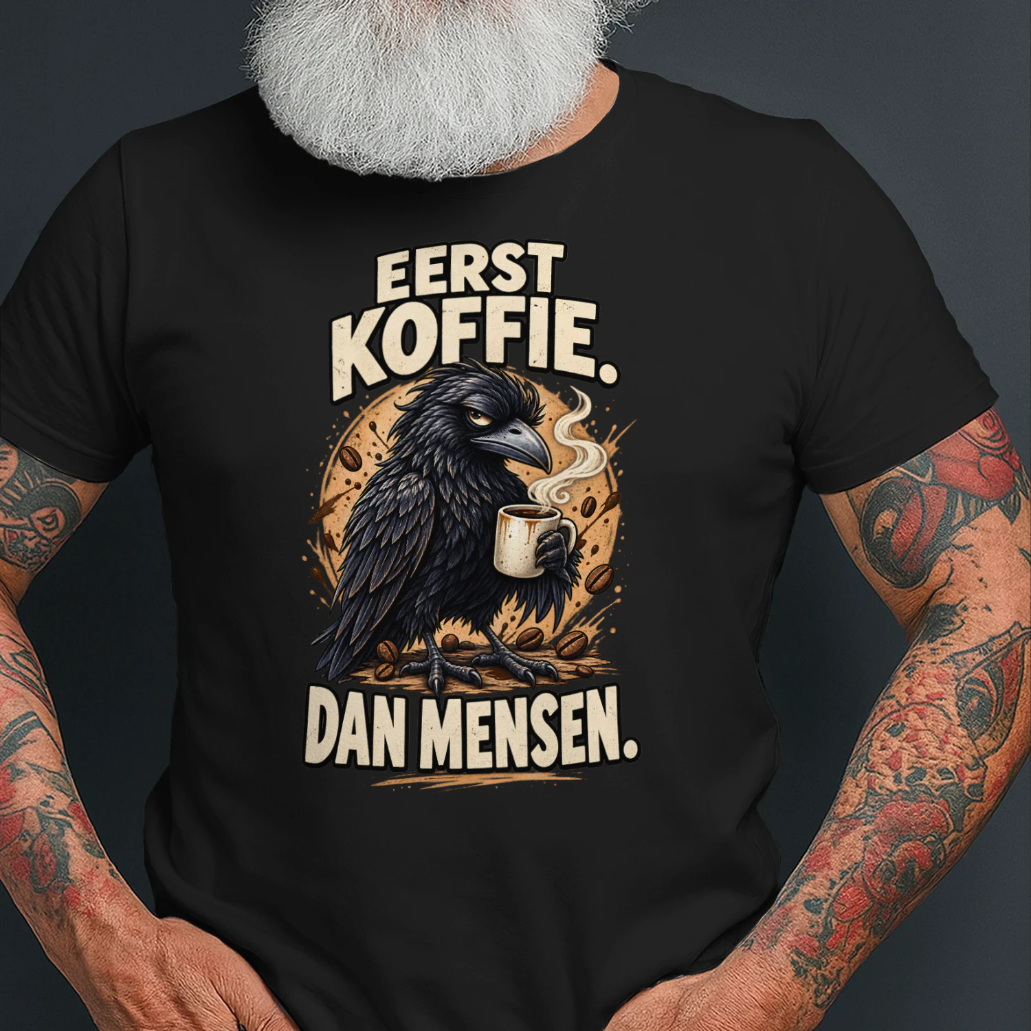 Eerst Koffie, Dan Mensen – Grappig Raaf Koffie T-shirt