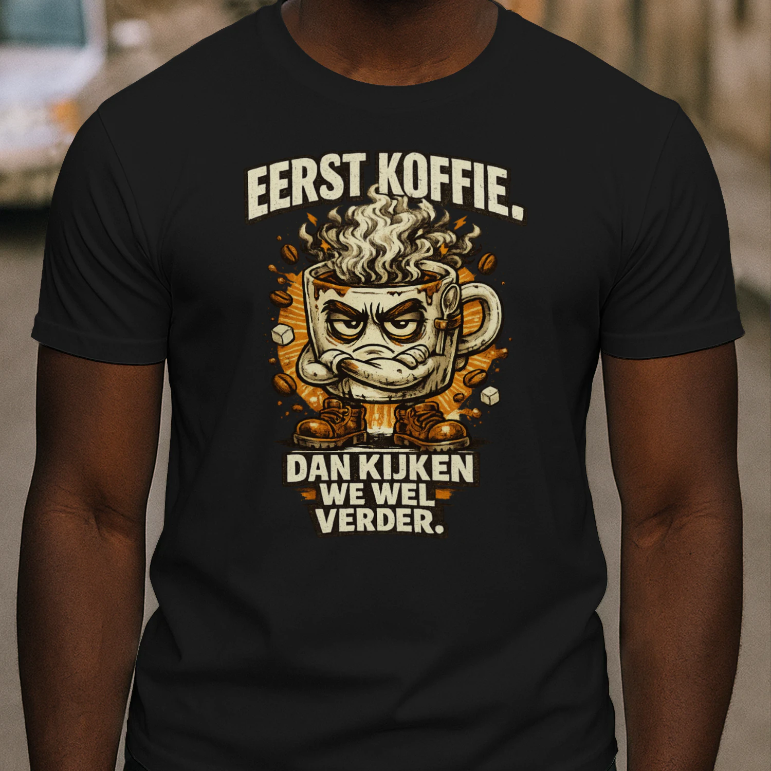 Eerst Koffie. Dan Kijken We Wel Verder. – Grappig Koffie T-Shirt | Vintage Nederlandse Humor