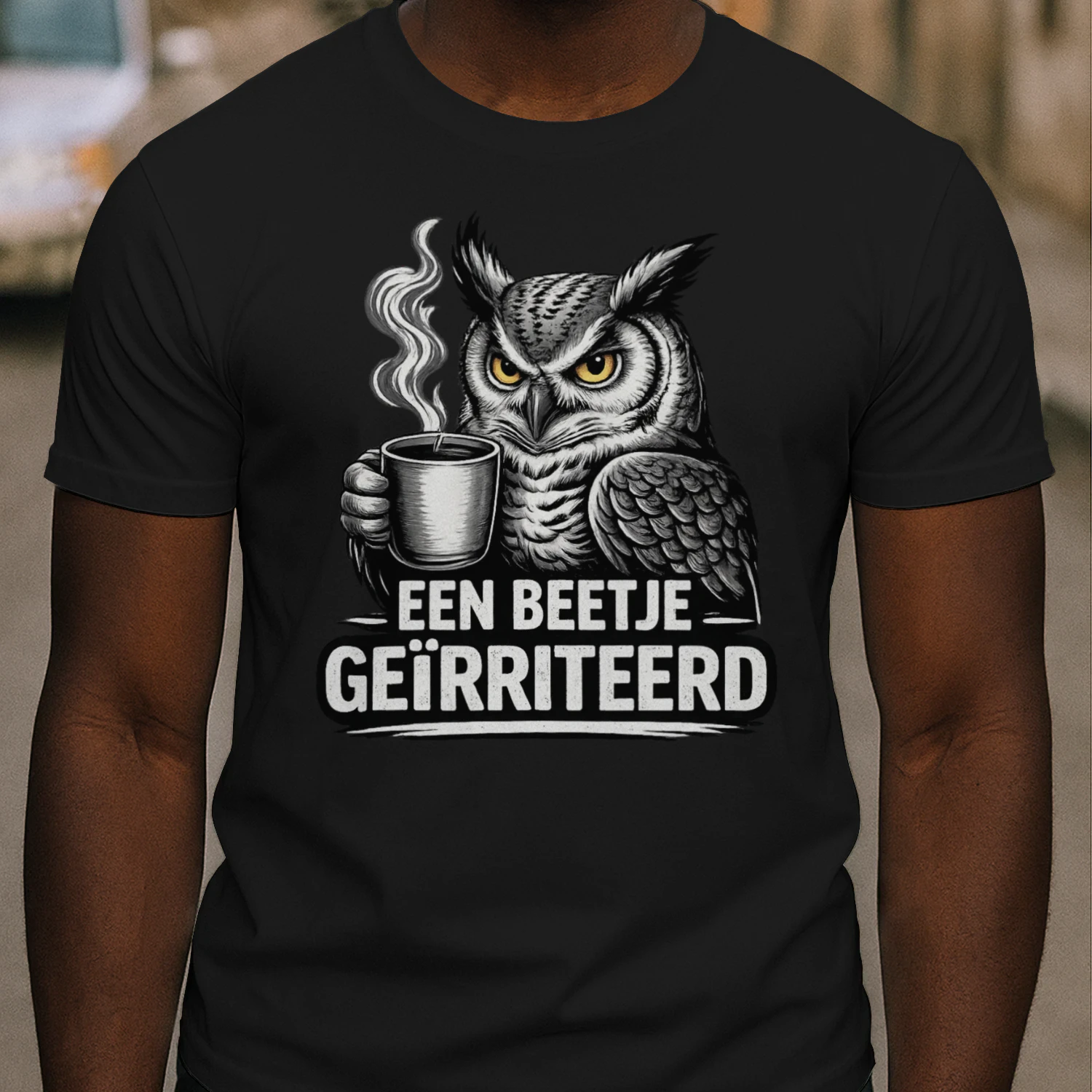 EEN BEETJE GEÏRRITEERD Uil Met Koffie – Grappig Nederlands Humor Design