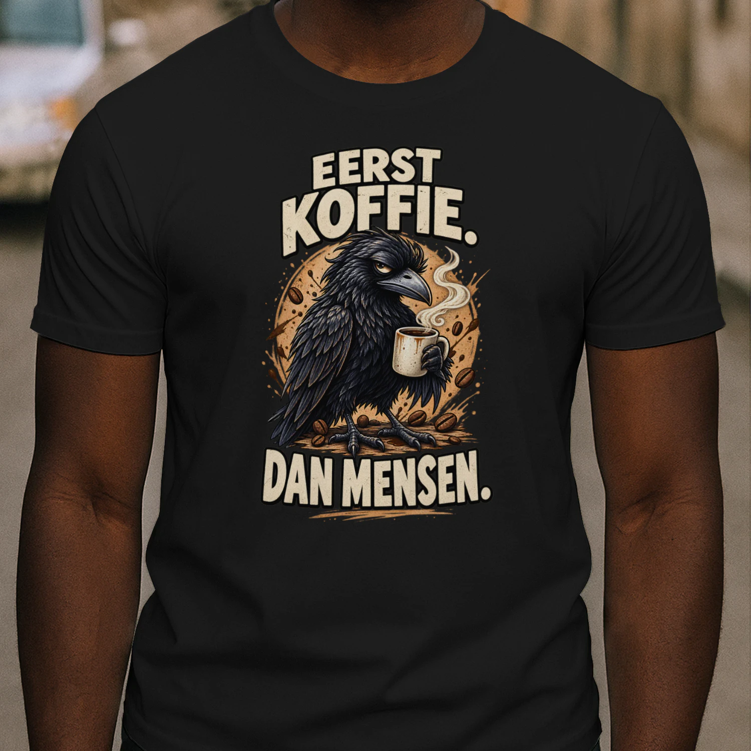 Eerst Koffie, Dan Mensen – Grappig Raaf Koffie T-shirt