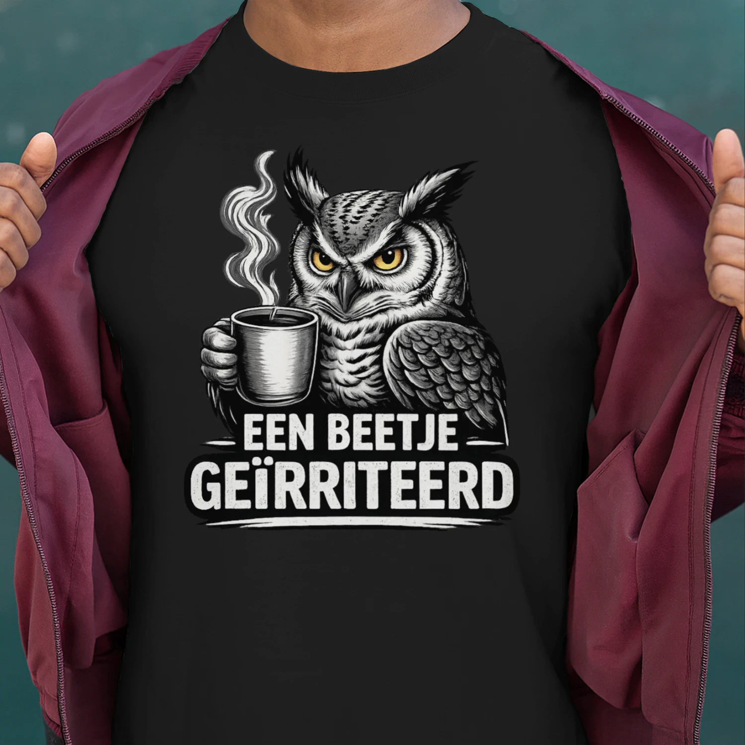EEN BEETJE GEÏRRITEERD Uil Met Koffie – Grappig Nederlands Humor Design