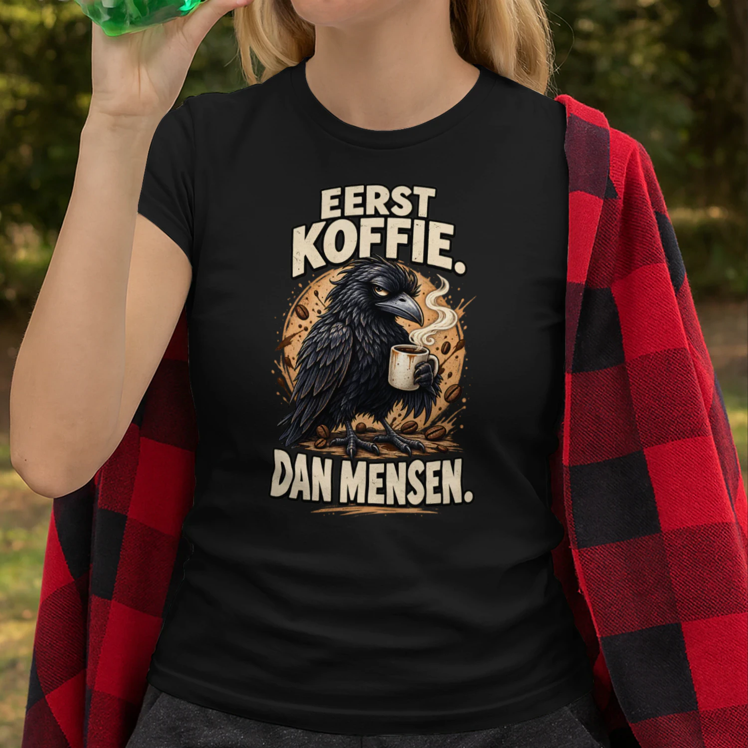 Eerst Koffie, Dan Mensen – Grappig Raaf Koffie T-shirt