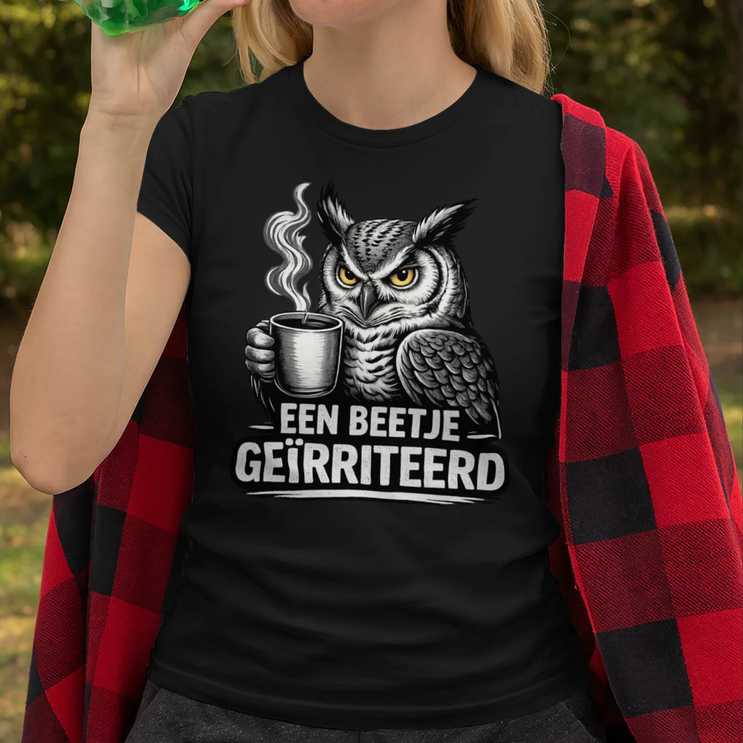 EEN BEETJE GEÏRRITEERD Uil Met Koffie – Grappig Nederlands Humor Design