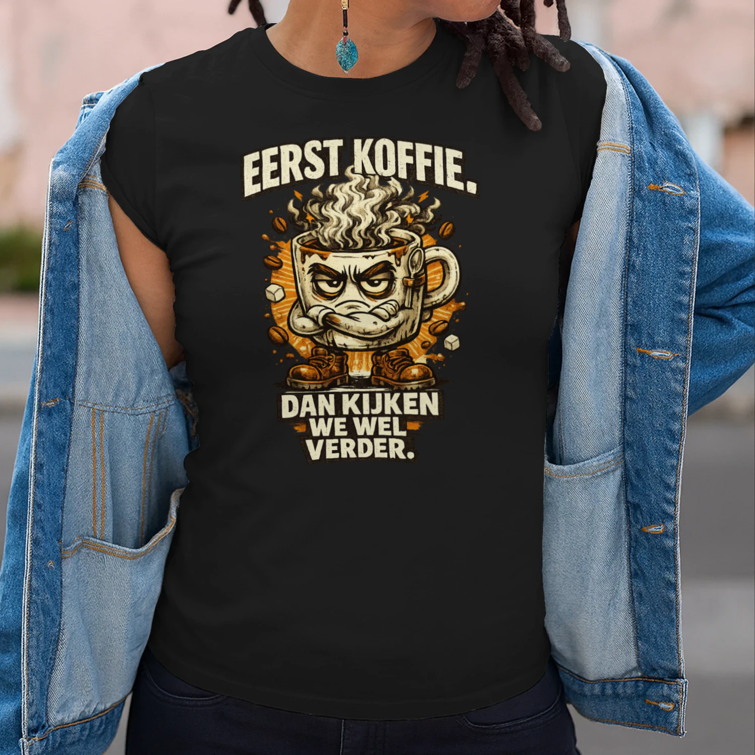 Eerst Koffie. Dan Kijken We Wel Verder. – Grappig Koffie T-Shirt | Vintage Nederlandse Humor