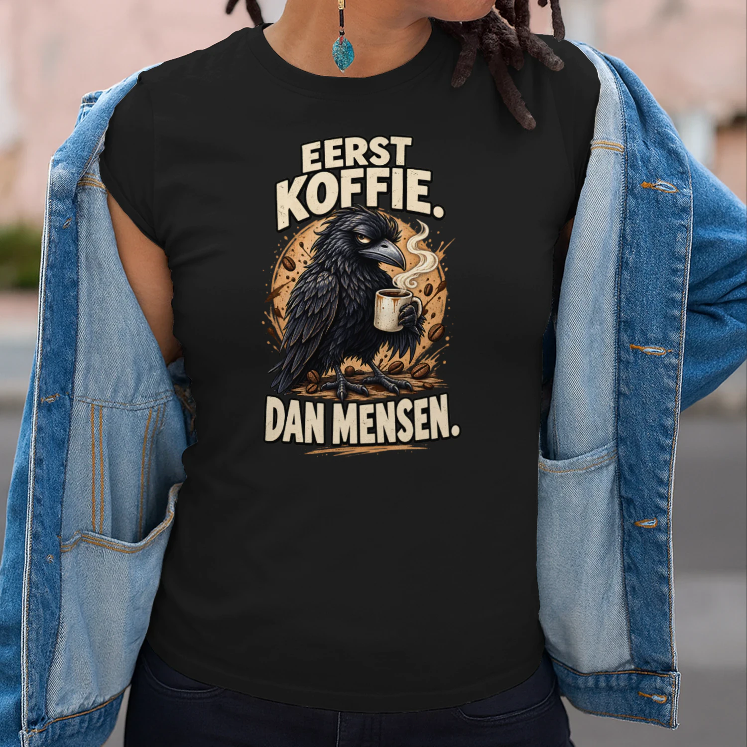 Eerst Koffie, Dan Mensen – Grappig Raaf Koffie T-shirt