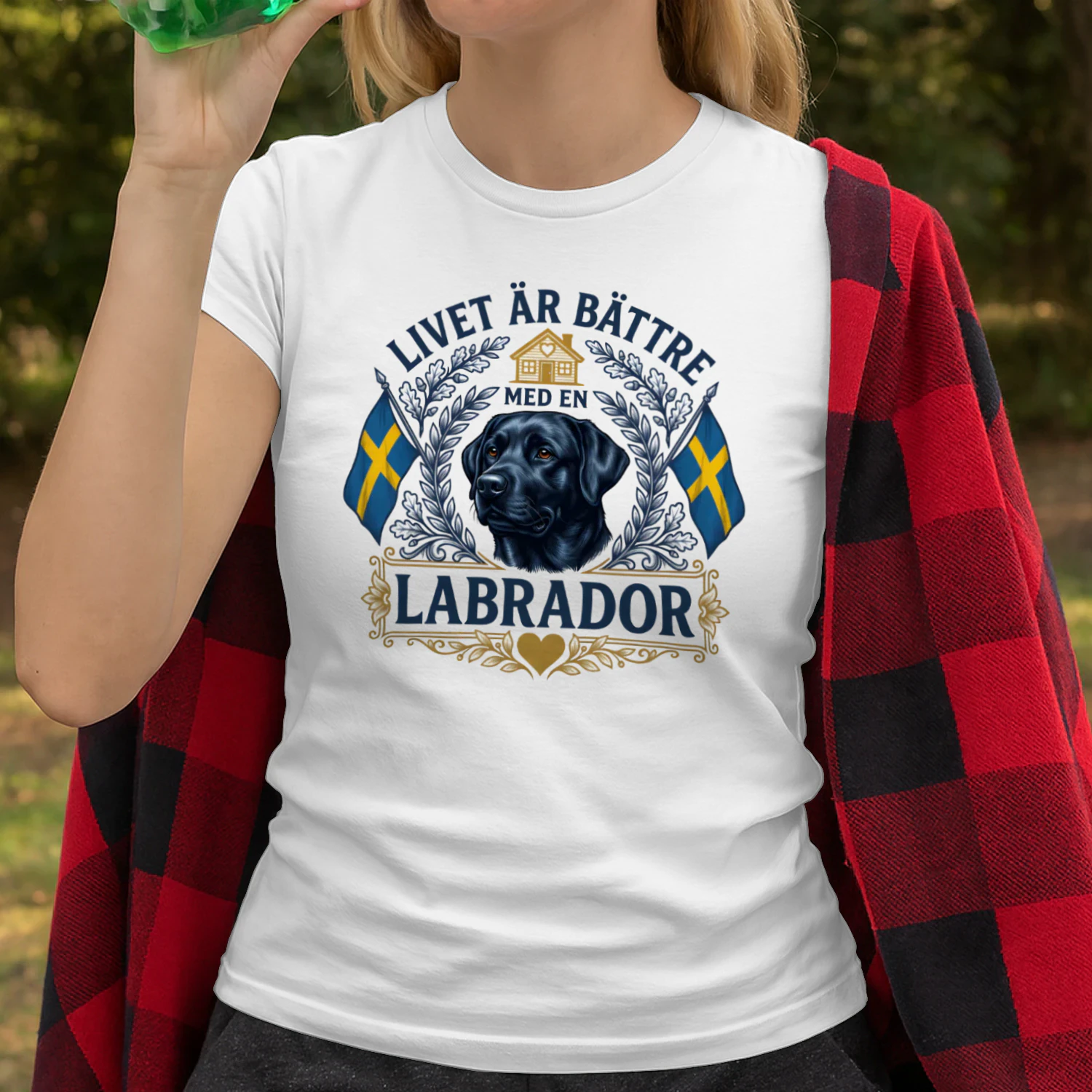 Livet är bättre med en Labrador black sweden - T-shirt