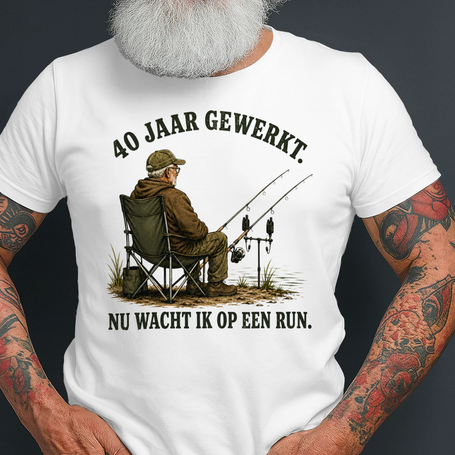 40 Jaar Gewerkt, Nu Wacht Ik Op Een Run – Karpervisser Pensioen T-Shirt