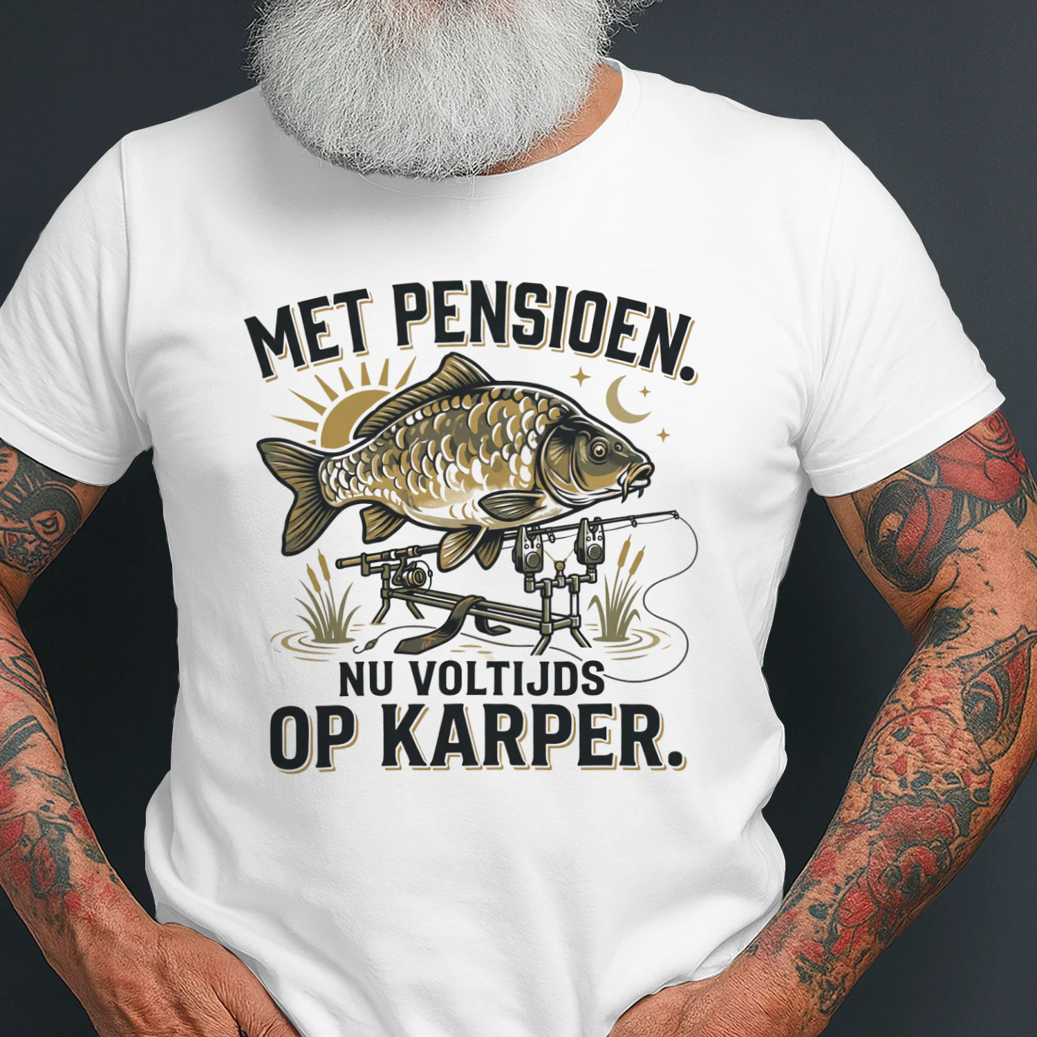 Met Pensioen, Nu Voltijds Op Karper – Gepensioneerde Visser T-Shirt