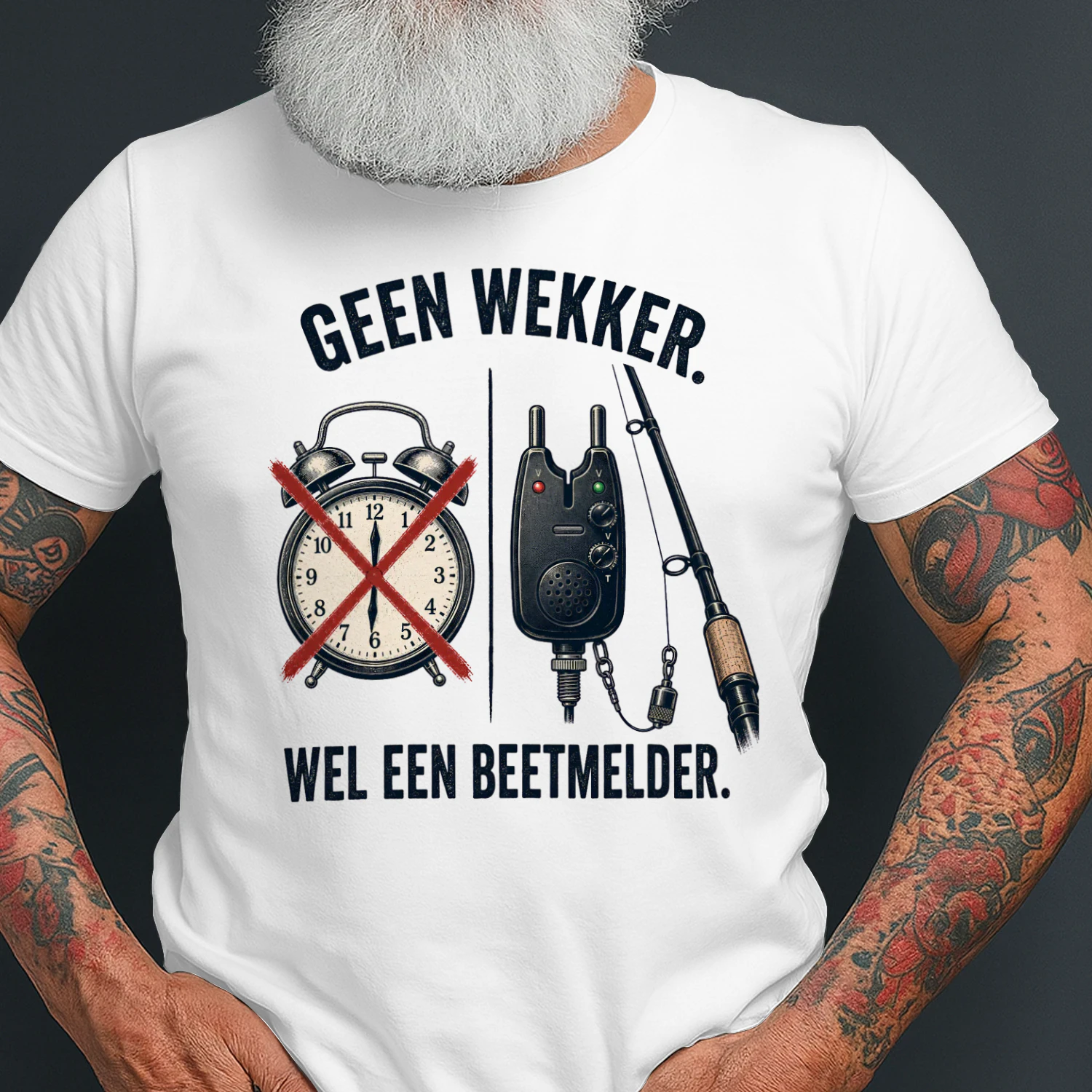 Geen Wekker, Wel Een Beetmelder – Karpervisser T-Shirt