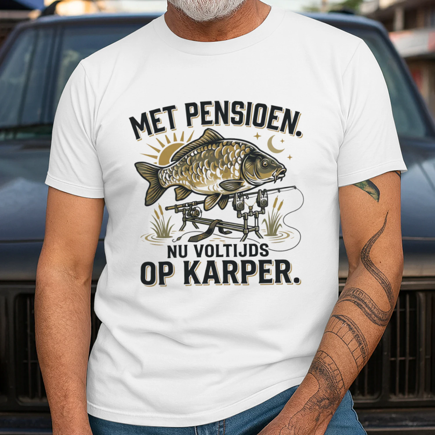 Met Pensioen, Nu Voltijds Op Karper – Gepensioneerde Visser T-Shirt