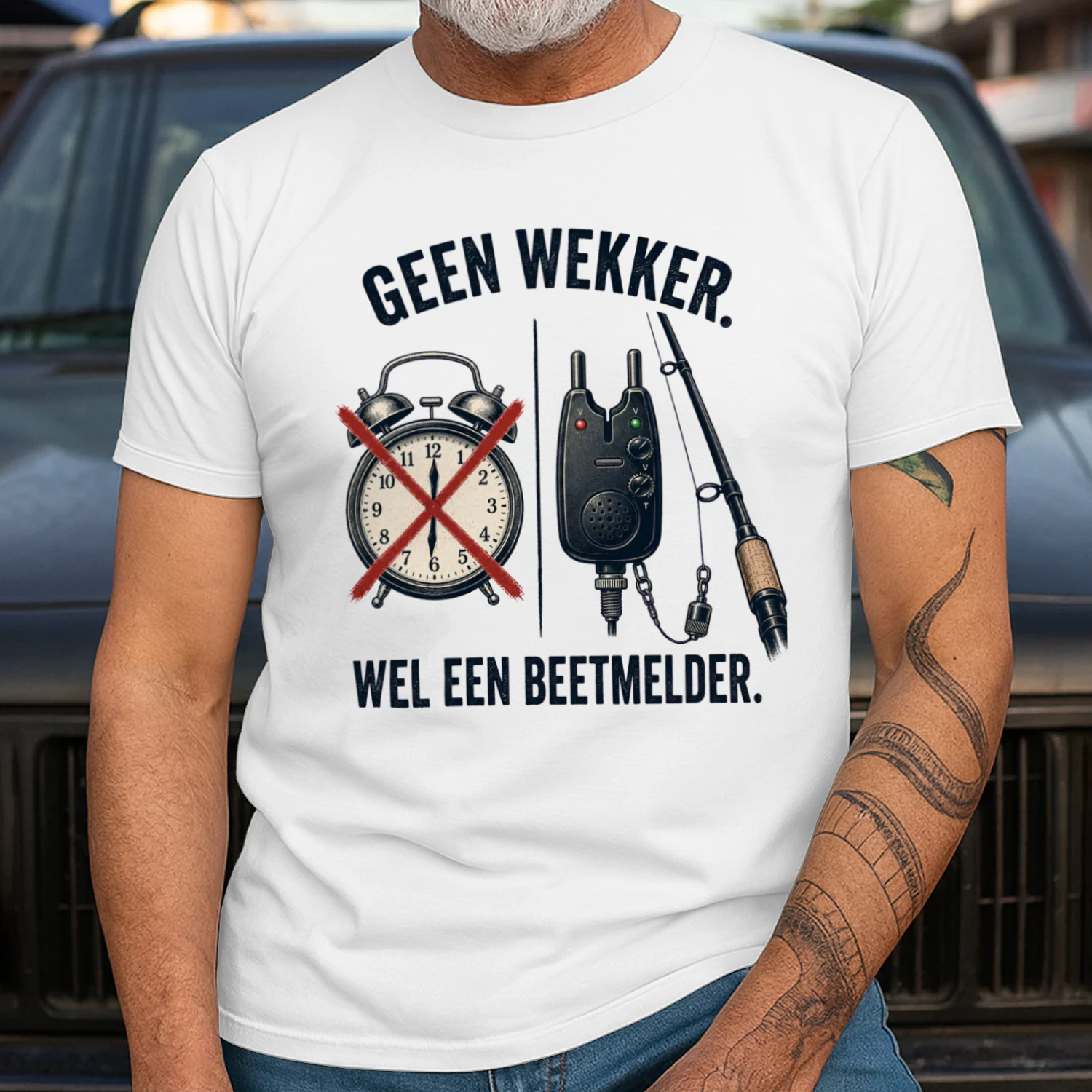 Geen Wekker, Wel Een Beetmelder – Karpervisser T-Shirt