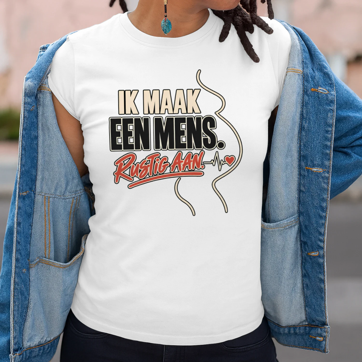 Ik Maak Een Mens. Rustig Aan. – Zwangerschap T-shirt
