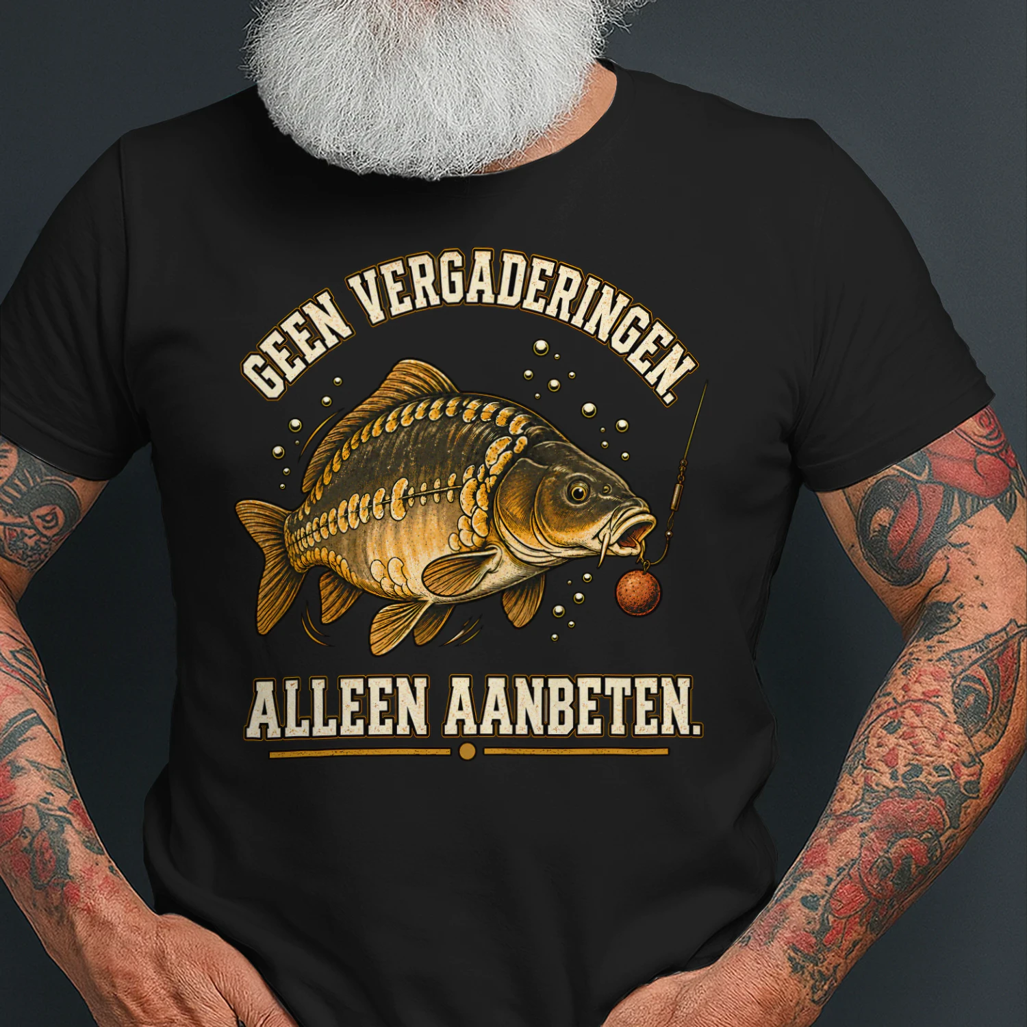 Geen Vergaderingen. Alleen Aanbeten. – Grappig Karpervisser T-Shirt