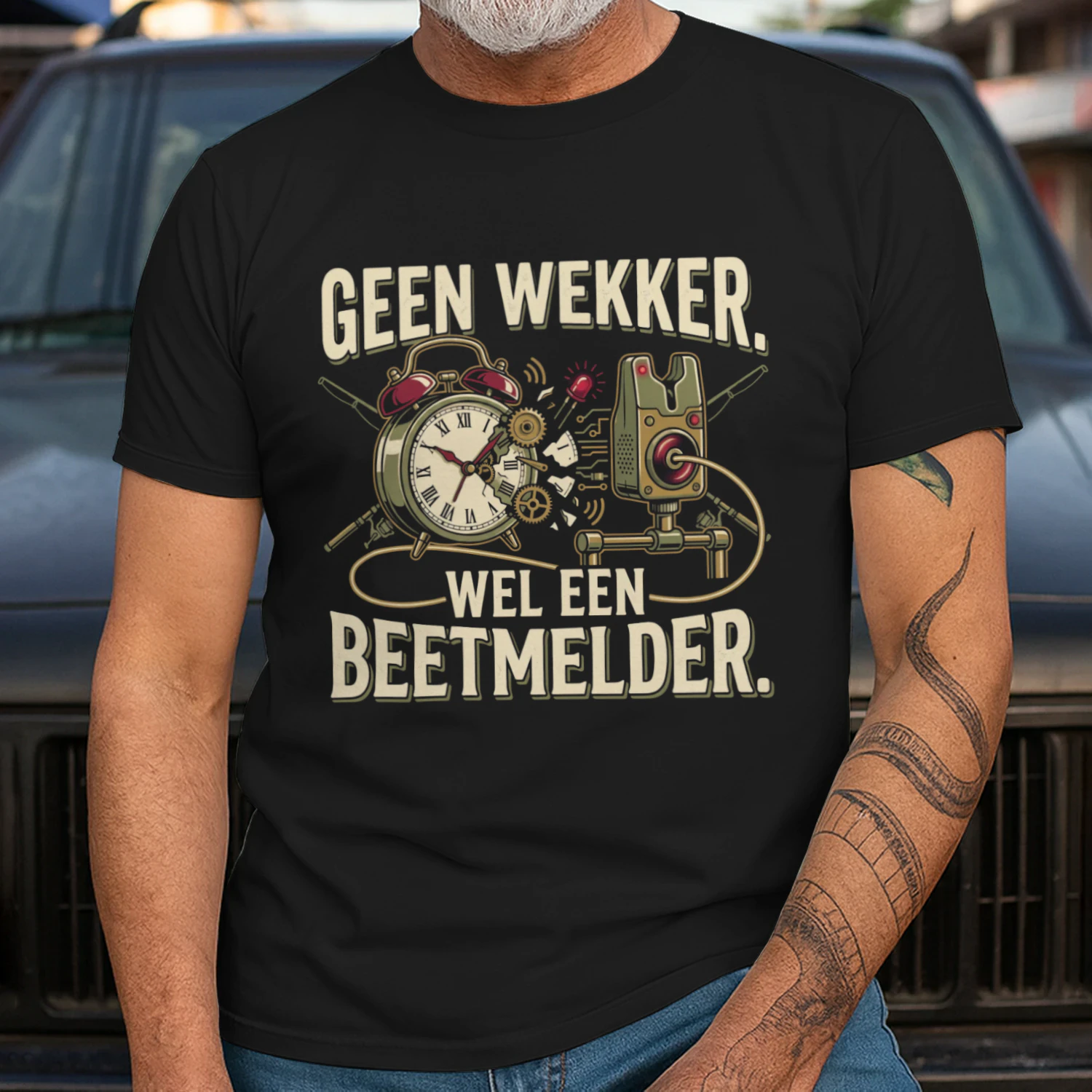 Geen Wekker, Wel Een Beetmelder – Karpervisser T-Shirt